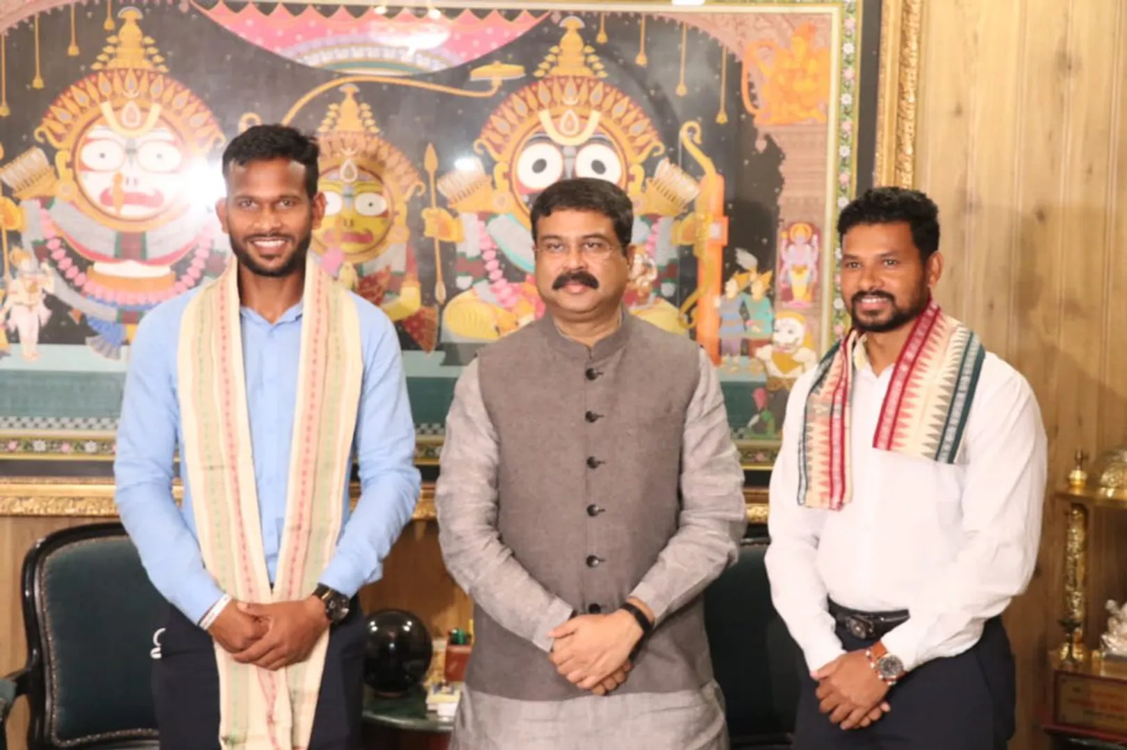 ଭାରତୀୟ ହକି ଦଳର ବୀରେନ୍ଦ୍ର ଲାକ୍ରା ଓ ଅମିତ ରୋହିଦାସଙ୍କୁ ଶନିବାର  ନୂଆଦିଲ୍ଲୀସ୍ଥିତ ନିଜ ବାସଭବନରେ ଭେଟିଲେ କେନ୍ଦ୍ରମନ୍ତ୍ରୀ ଧର୍ମେନ୍ଦ୍ର ପ୍ରଧାନ।