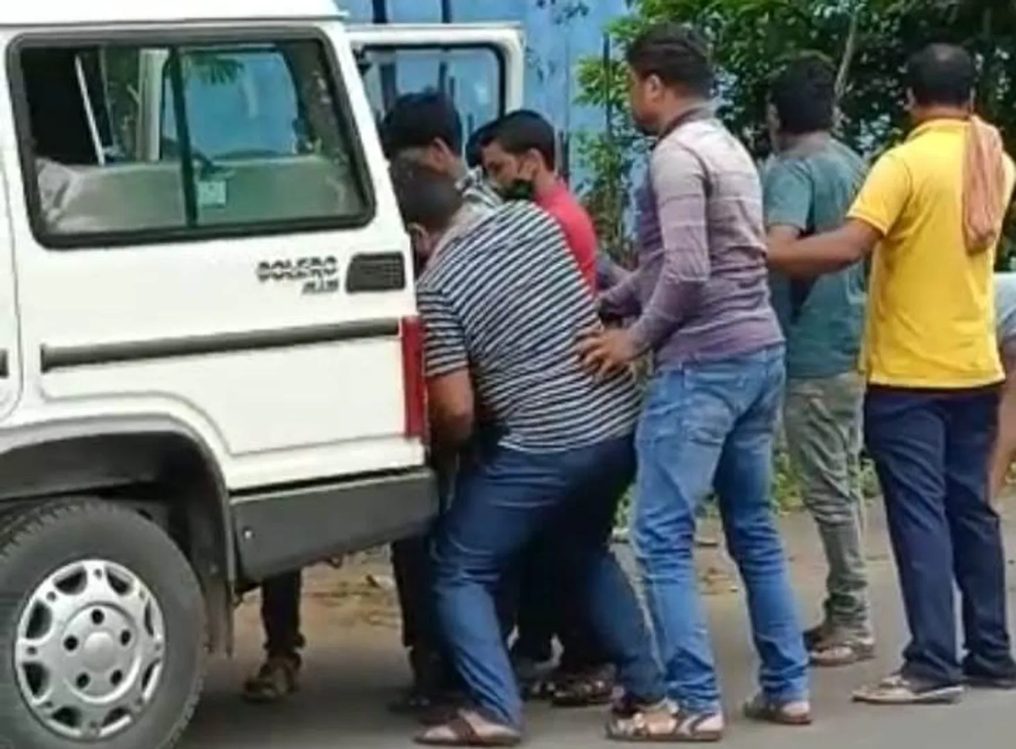 ସିନେମା ଷ୍ଟାଇଲରେ ୩ଜଣଙ୍କୁ ଉଠାଇ ନେଲା ଏସ୍‌ଟିଏଫ୍‌
