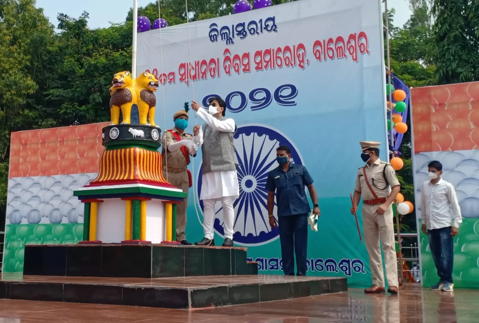 ବାଲେଶ୍ୱର: ପୁଲିସ ପଡ଼ିଆରେ ଜାତୀୟ ପତାକା ଉତ୍ତୋଳନ କରୁଛନ୍ତି ମନ୍ତ୍ରୀ ସମୀରରଞ୍ଜନ ଦାଶ