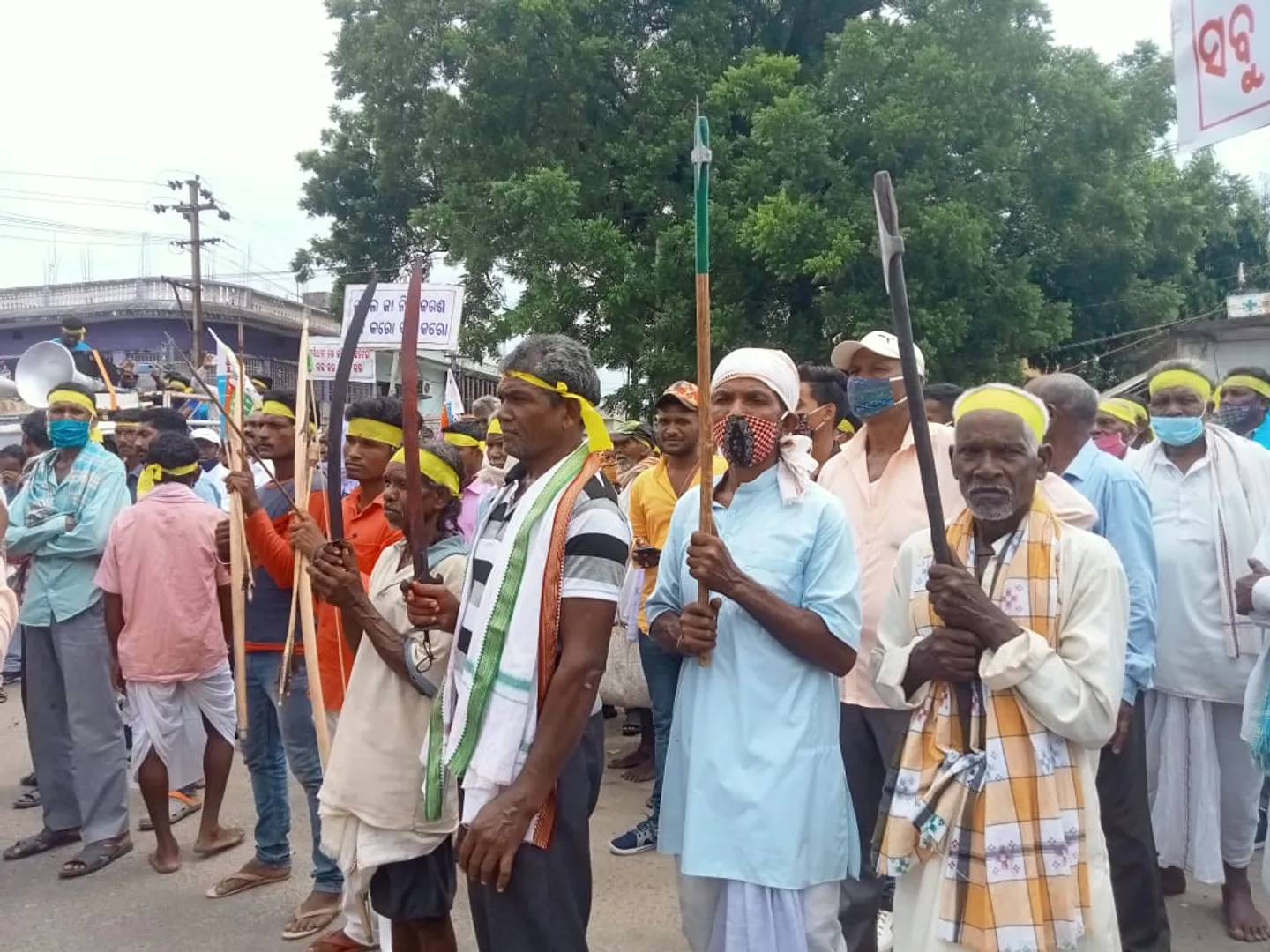 ନୂଆପଡ଼ା ପୁଲିସ୍‌ର ନିଷ୍କ୍ରିୟତା ବିରୋଧରେ ତାତିଲେ ଆଦିବାସୀ, ଅସ୍ତ୍ରଶସ୍ତ୍ର ଧରି ଖଡ଼ିଆଳ ଥାନା ଘେରାଉ