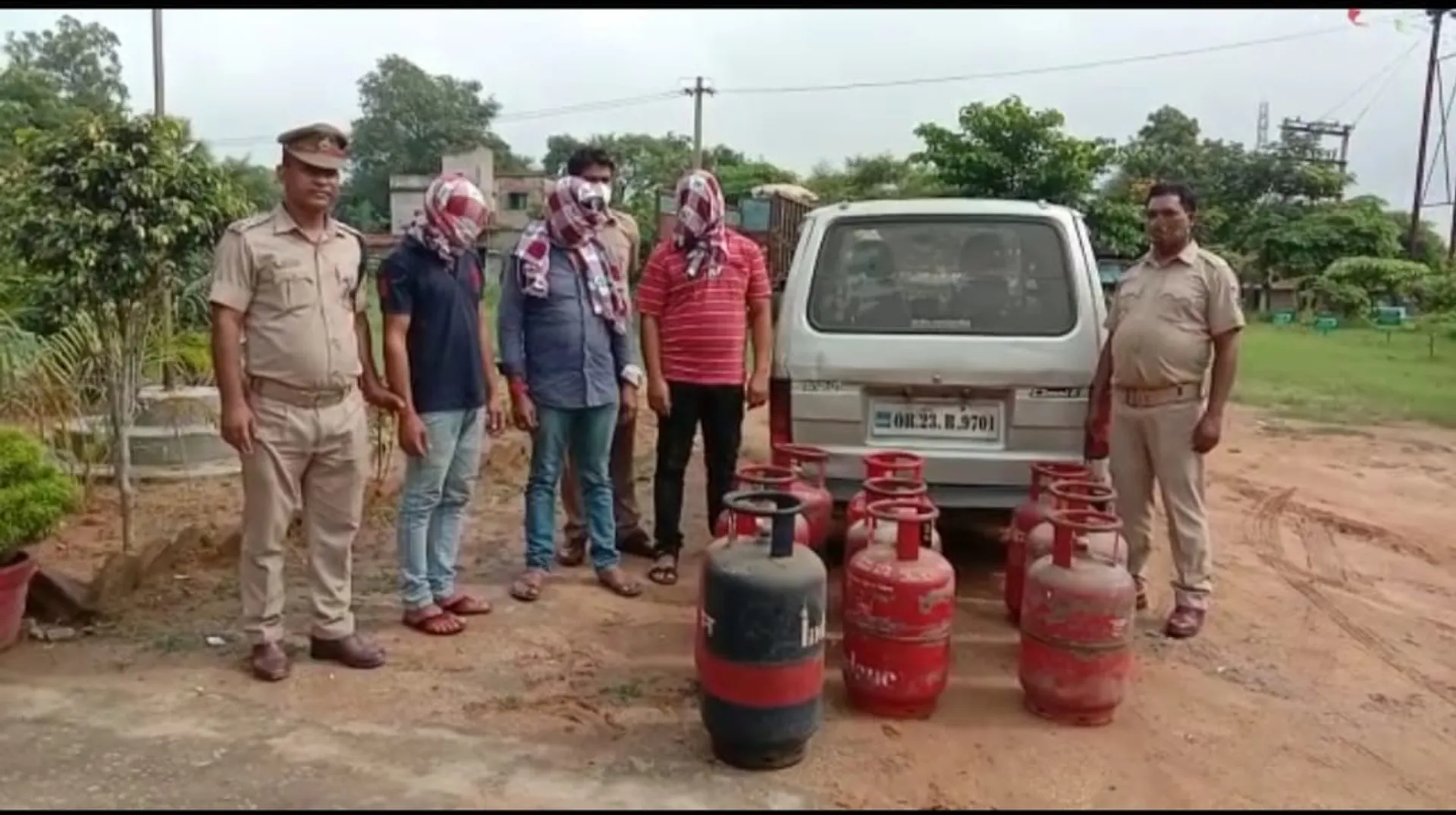 ଏଲ୍‌ପିଜି ସିଲିଣ୍ଡର ଚୋରା କାରବାର: ବଟଲିଂ ପ୍ଲାଣ୍ଟରୁ ଲୋଡ଼ ହୋଇ ଆସିଲା ବେଳେ ବାଟରେ ପାର୍, ୩ ଗିରଫ