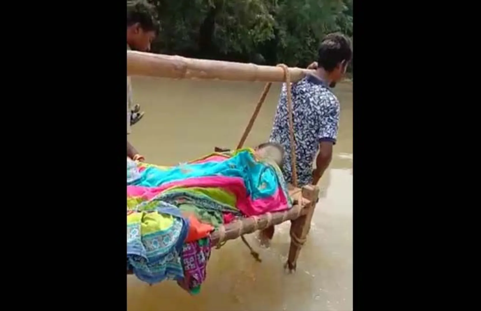 ନଦୀ ଆର ପାଖରେ ଆମ୍ବୁଲାନ୍ସ, ଖଟିଆରେ ବୁହାହେଲେ ପ୍ରସୂତି