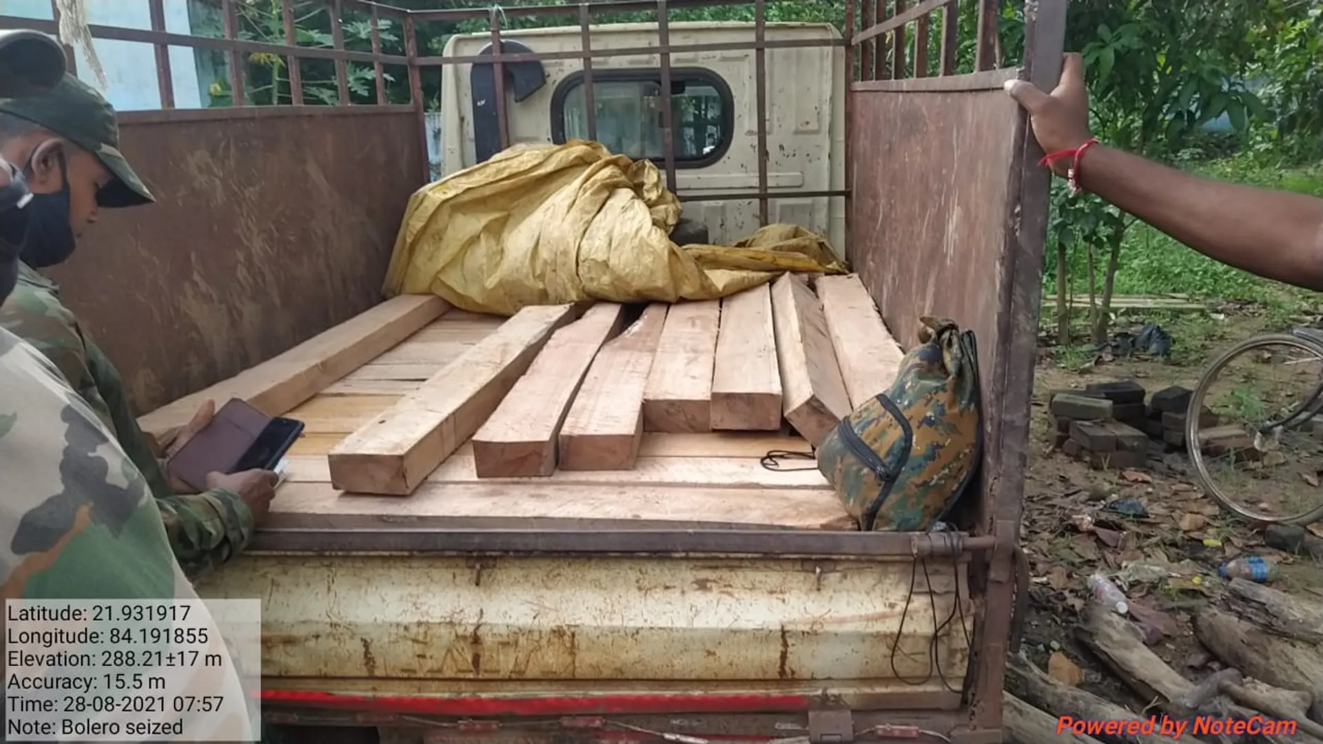 ଲକ୍ଷାଧିକ ଟଙ୍କାର କାଠ ଜବତ, ୨ ଗାଡ଼ି ଜବତ