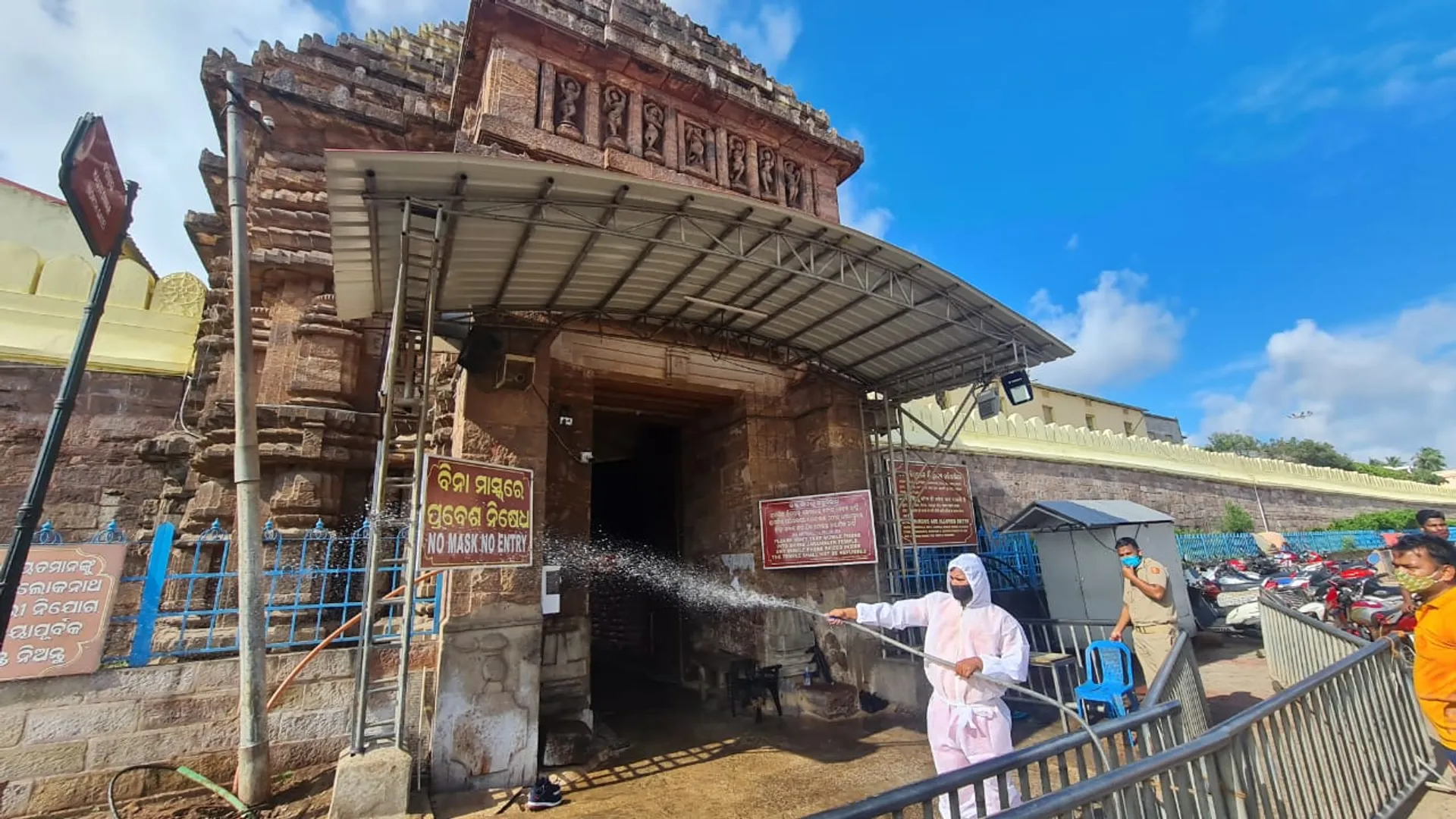 ପୁରୀ: ସର୍ବସାଧାରଣ ଦର୍ଶନ ପୂର୍ବରୁ ଶ୍ରୀମନ୍ଦିରର ବିଶୋଧନ କରାଯାଉଛି