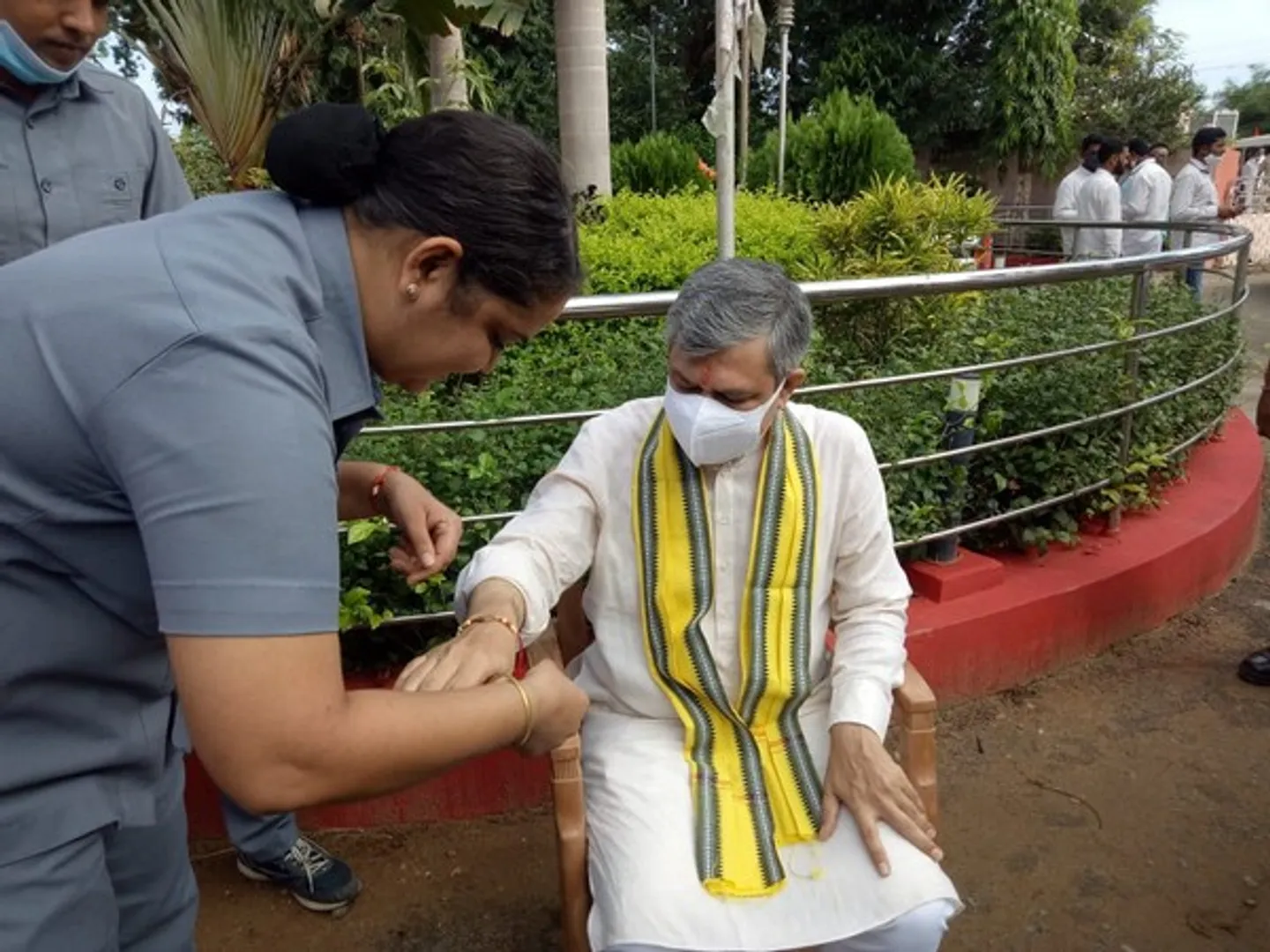 କେନ୍ଦ୍ର ରେଳମନ୍ତ୍ରୀ ଅଶ୍ୱିନୀ ବୈଷ୍ଣବଙ୍କ ହାତରେ ରାଖୀ ବାନ୍ଧିଲେ ମହିଳା ସୁରକ୍ଷା କର୍ମୀ