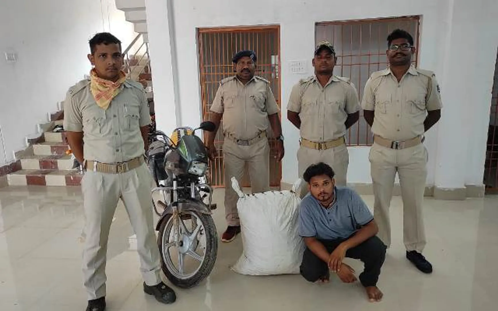 ଗଞ୍ଜେଇ ସହ ୨ ବାଇକ ଜବତ, ଜଣେ ଗିରଫ
