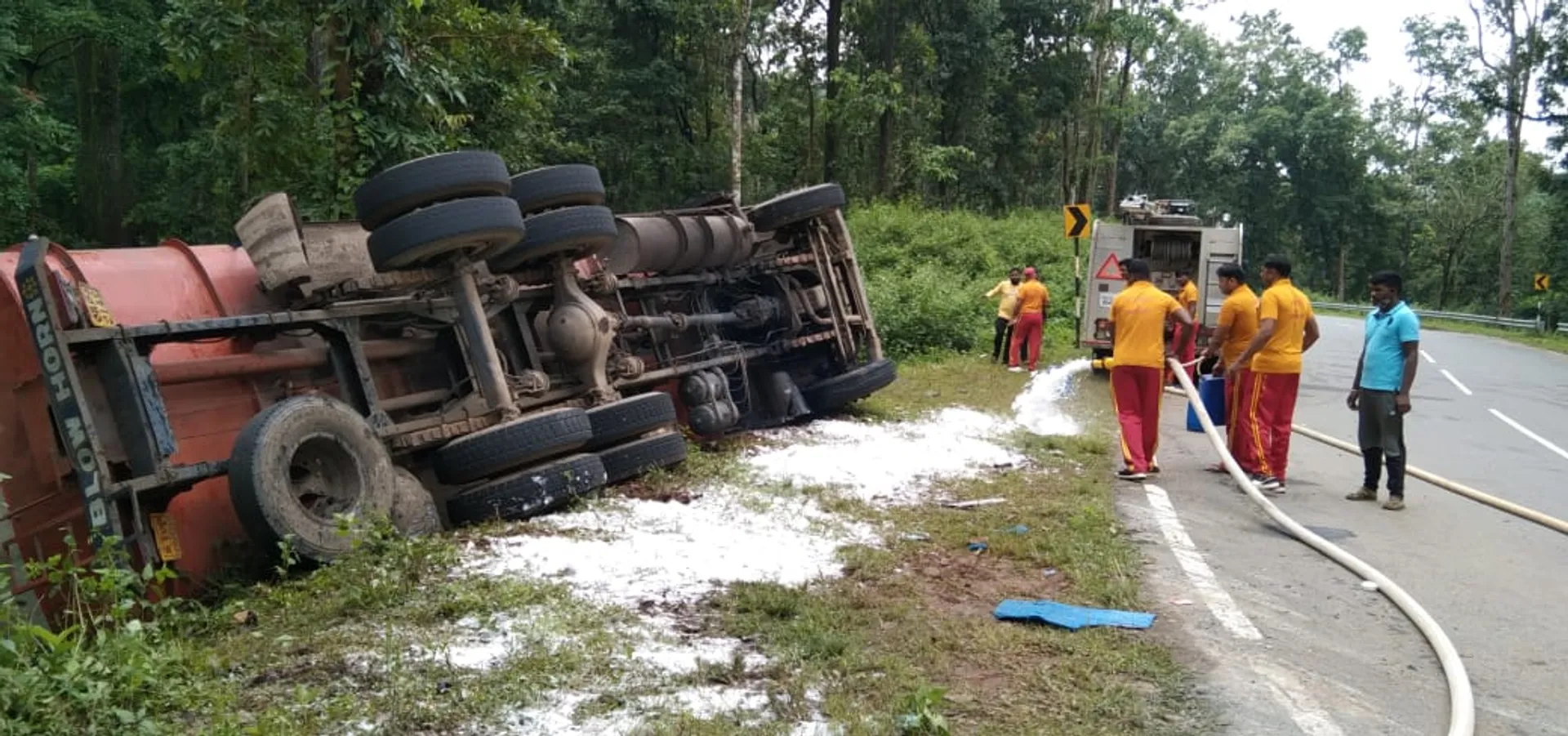 କିରାସିନି ଟ୍ୟାଙ୍କର ଓଲଟିଲା। (ଫଟୋ: ଅମରେନ୍ଦ୍ର, ବୈପାରିଗୁଡ଼ା)