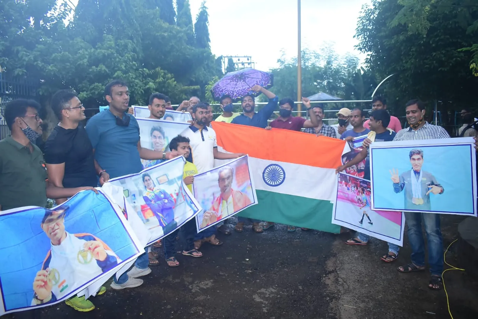 ଟୋକିଓ ପାରାଲିମ୍ପିକ୍ସରେ ଓଡ଼ିଶାର ପ୍ରମୋଦ ଭଗତ ସ୍ୱର୍ଣ୍ଣ ପଦକ ଜିତିବା ପରେ ଭୁବନେଶ୍ୱରରେ ପ୍ରଶଂସକଙ୍କ ଉତ୍ସାହ। (ଫଟୋ: ବିଭୂତି)