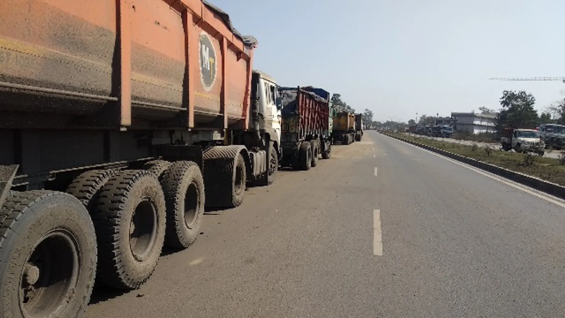 ଟ୍ରକ ଟର୍ମିନାଲ କେବେ? ଚିନ୍ତା ବଢ଼ାଉଛି ରାସ୍ତାକଡ଼ ପାର୍କିଂ