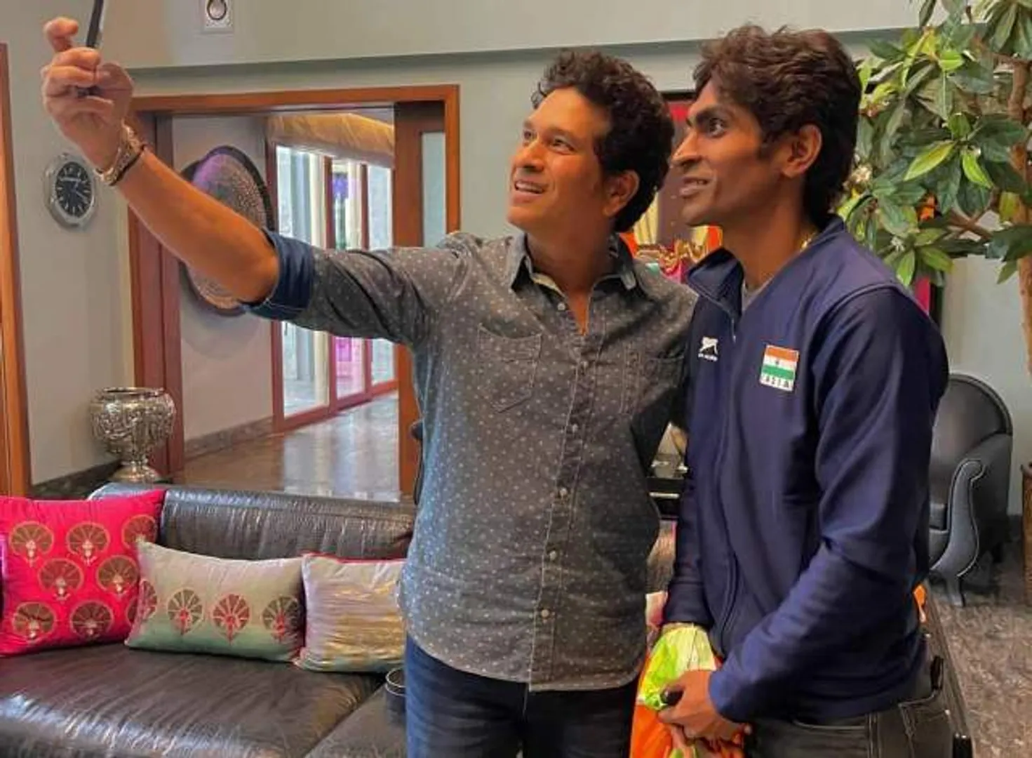 ‘କ୍ରିକେଟ୍‌’ର ଭଗବାନ ସଚିନ ତେନ୍ଦୁଲକରଙ୍କ ସହିତ ପାରାଅଲିମ୍ପିକ୍ସରେ ସ୍ୱର୍ଣ୍ଣ ପଦକ ବିଜେତା ପ୍ରମୋଦ ଭଗତଙ୍କ ବିରଳ ମୂହୁର୍ତ୍ତ।