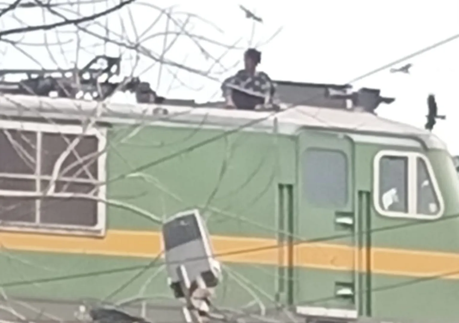 ରେଳ ଇଂଜିନ୍‌ ଉପରକୁ ଚଢ଼ିଗଲେ ମହିଳା