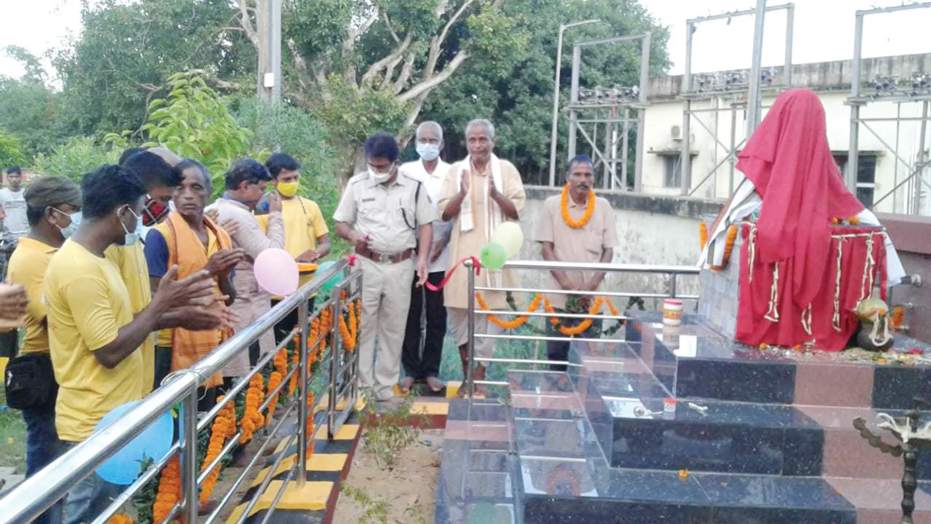 ରଘୁନାଥପୁର ଏରଣ୍ଡପାଳରେ ଗାନ୍ଧୀଙ୍କ ପ୍ରତିମୂର୍ତ୍ତି ଉନ୍ମୋଚନକୁ ନେଇ ଚର୍ଚ୍ଚା, ବିଧାୟକଙ୍କ ବଦଳରେ ଥାନାବାବୁ କଲେ ଉଦ୍‌ଘାଟନ