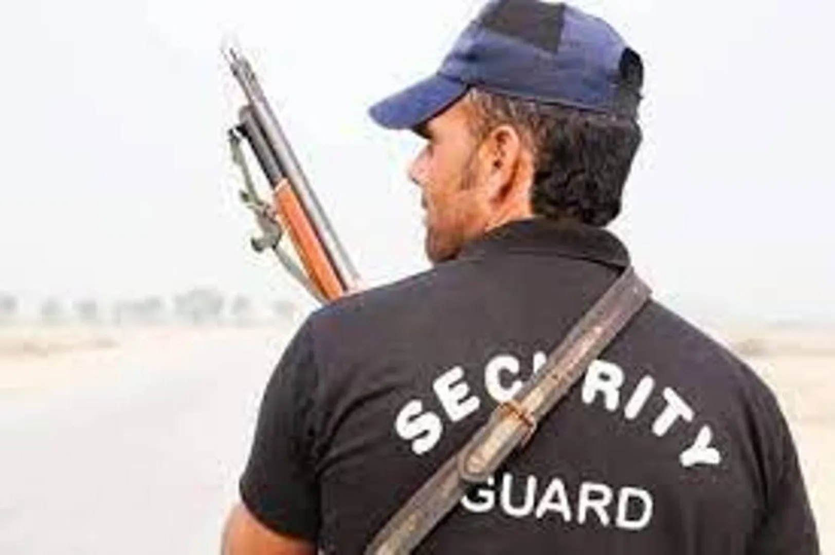 ସୁରକ୍ଷାକର୍ମୀଙ୍କ ବନ୍ଧୁକ ଖସି ଗୁଳି ଫୁଟିଲା, ଅଳ୍ପକେ ବର୍ତ୍ତିଲେ ୩୦ରୁ ଊର୍ଦ୍ଧ୍ୱ ଏଲ୍‌ଆଇସି କର୍ମଚାରୀ