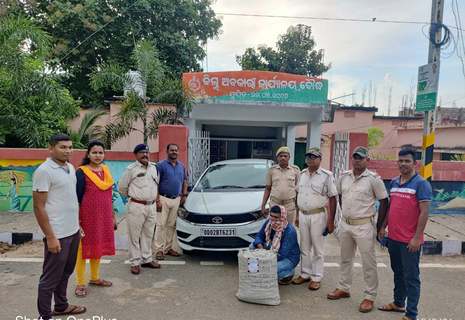 କାର୍‌ ସହ ୧୨ କେଜି ଗଞ୍ଜେଇ ଜବତ, ଜଣେ ଗିରଫ।