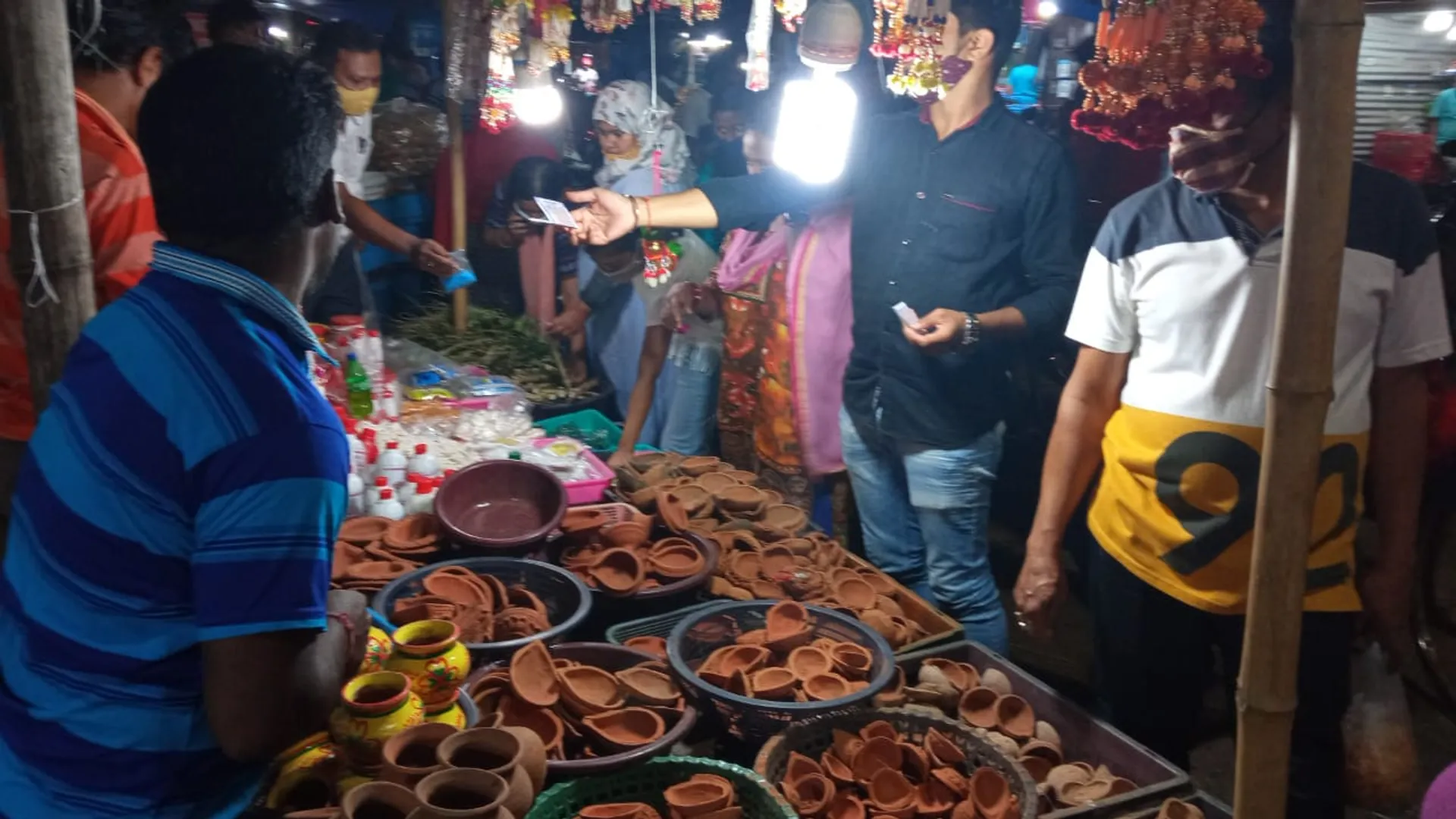 ଭୁବନେଶ୍ବର: ଦୀପାବଳି ପାଇଁ ମାଟି ଦୀପ କିଣିବାରେ ବ୍ୟସ୍ତ ଗ୍ରାହକ।