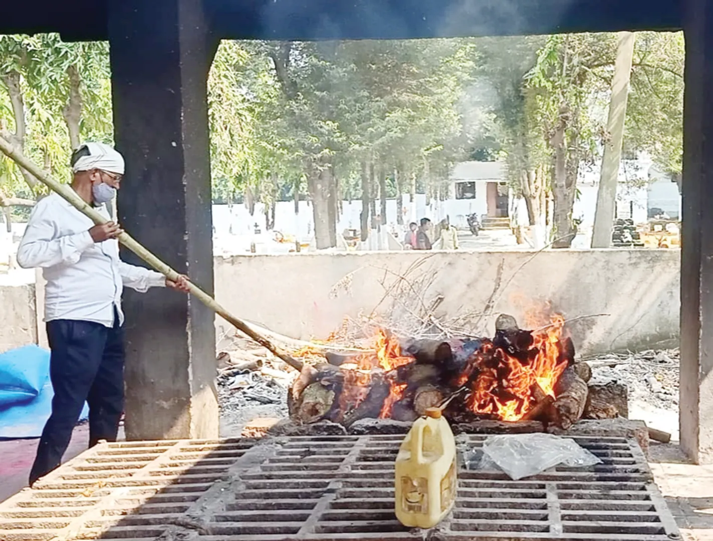 ଅବସରପ୍ରାପ୍ତ ଡାକ କର୍ମଚାରୀଙ୍କ ନିଆରା ନିଶା: ୩୫ବର୍ଷ ହେଲା ଅଚିହ୍ନା ଶବ ଦାହ କରୁଛନ୍ତି, ଦରିଦ୍ରଙ୍କୁ ପୋଷାକ ବାଣ୍ଟୁଛନ୍ତି