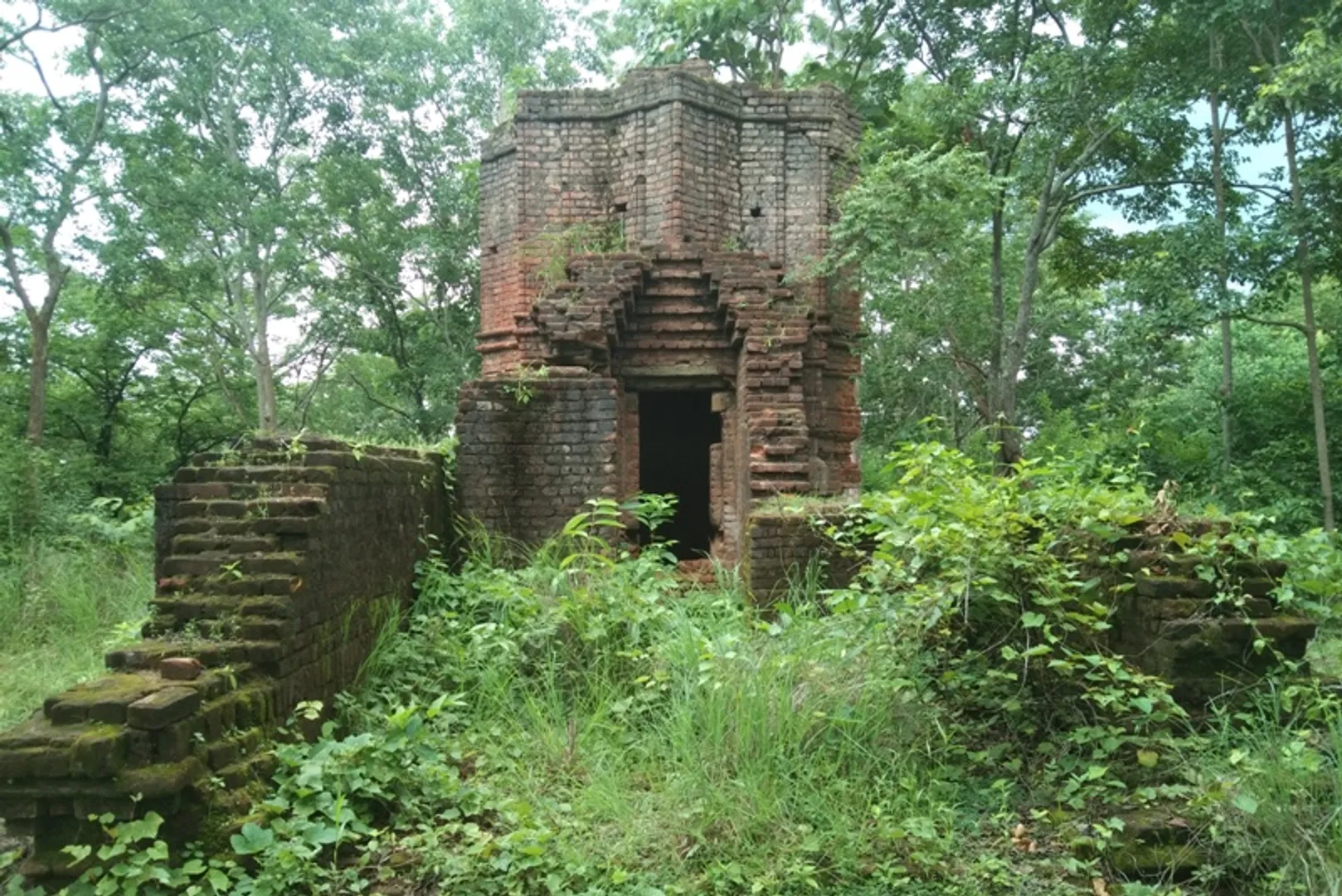 ଜରାଜୀର୍ଣ୍ଣ ଅବସ୍ଥାରେ ପ୍ରାକୃତିକ ସୌନ୍ଦର୍ଯ୍ୟ ଭରା ଅର୍ଦ୍ଧଭଗ୍ନ ପୁରାତନ ମନ୍ଦିର