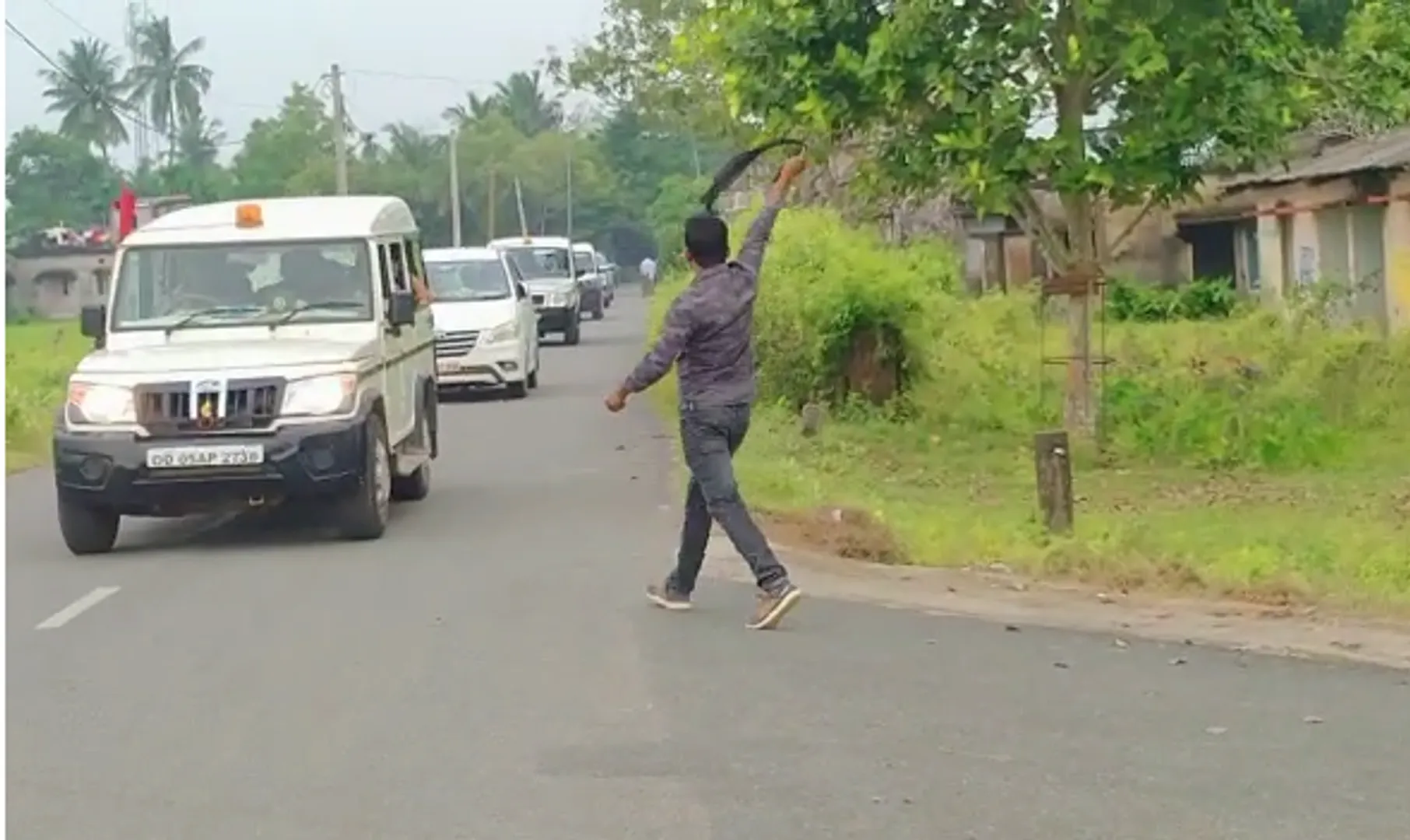 କେନ୍ଦ୍ର ଆଦିବାସୀମନ୍ତ୍ରୀଙ୍କୁ ବିରୋଧ ପ୍ରଦର୍ଶନ: କାର୍ ଉପରକୁ ଅଣ୍ଡାମାଡ଼