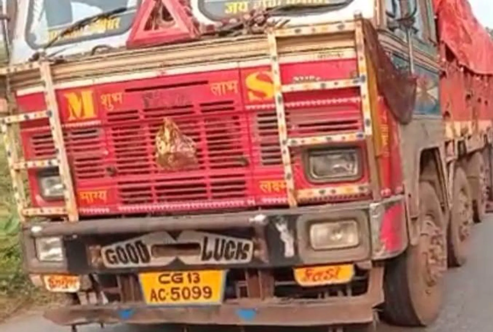 ହଷ୍ଟେଲରେ ଝିଅକୁ ଦୀପାବଳି ମିଠା ଦେଇ ଫେରିବା ବେଳେ ଦୁର୍ଘଟଣାରେ ବାପା-ମା’ ମୃତ, ସ୍ଥାନୀୟ ଲୋକଙ୍କ ରାସ୍ତାରୋକ