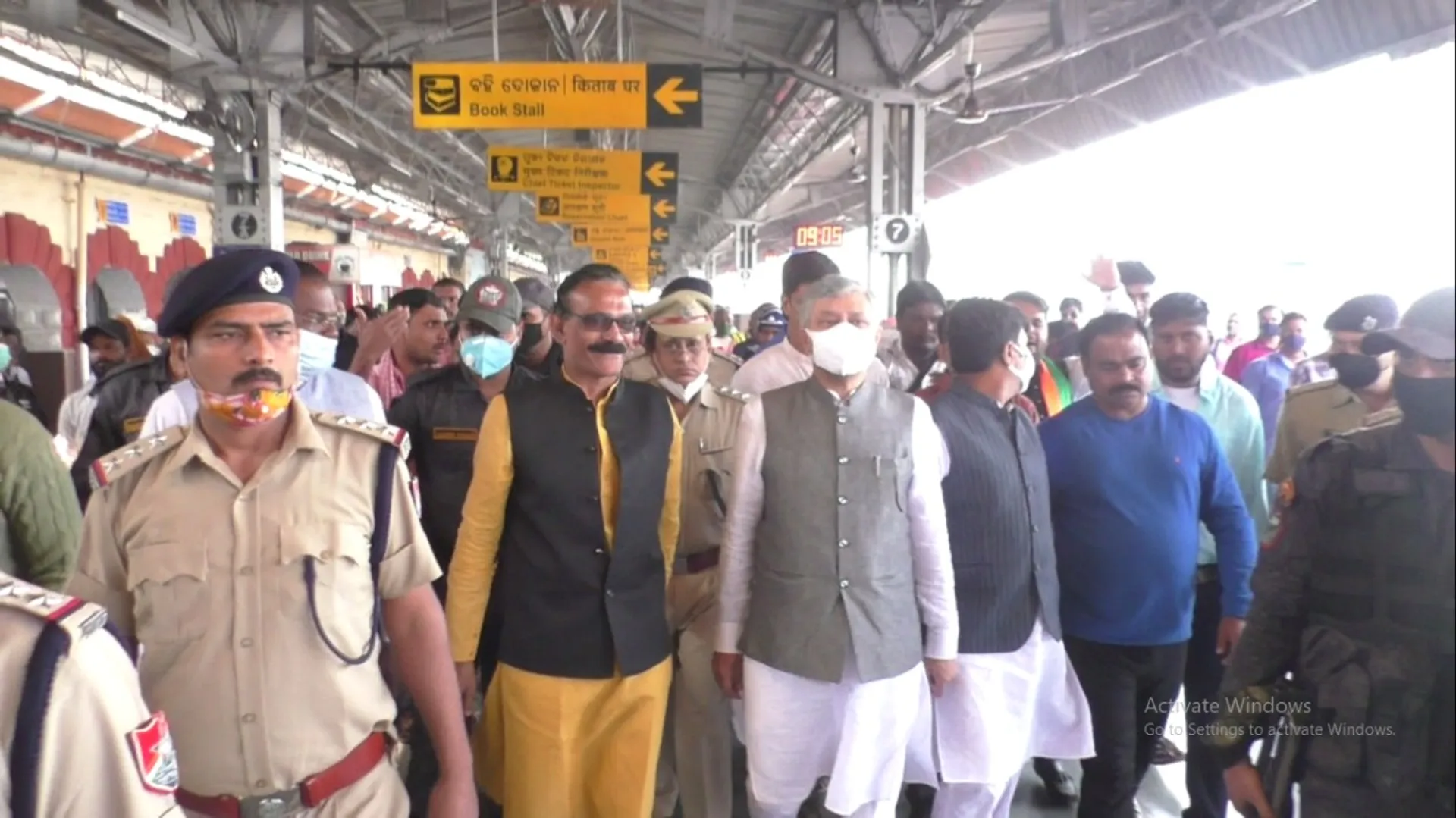 ଝାରସୁଗୁଡା ରେଳ ଷ୍ଟେସନରେ ଇଲେକ୍ଟ୍ରୋନିକ୍ ଇଣ୍ଟରଲକିଂ ସିଷ୍ଟମ୍ ଯାଞ୍ଚ କଲେ ରେଳମନ୍ତ୍ରୀ