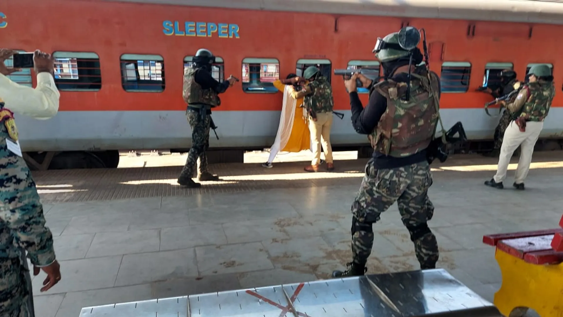 ଭୁବନେଶ୍ୱର ରେଲୱେ ଷ୍ଟେସନରେ ଏସ୍‌ଓଜି ଯବାନ, ଆର୍‌ପିଏଫ୍‌ ଏବଂ ଜିଆରପିଙ୍କ ମିଳିତ ମକ୍‌ ଡ୍ରିଲ୍‌।