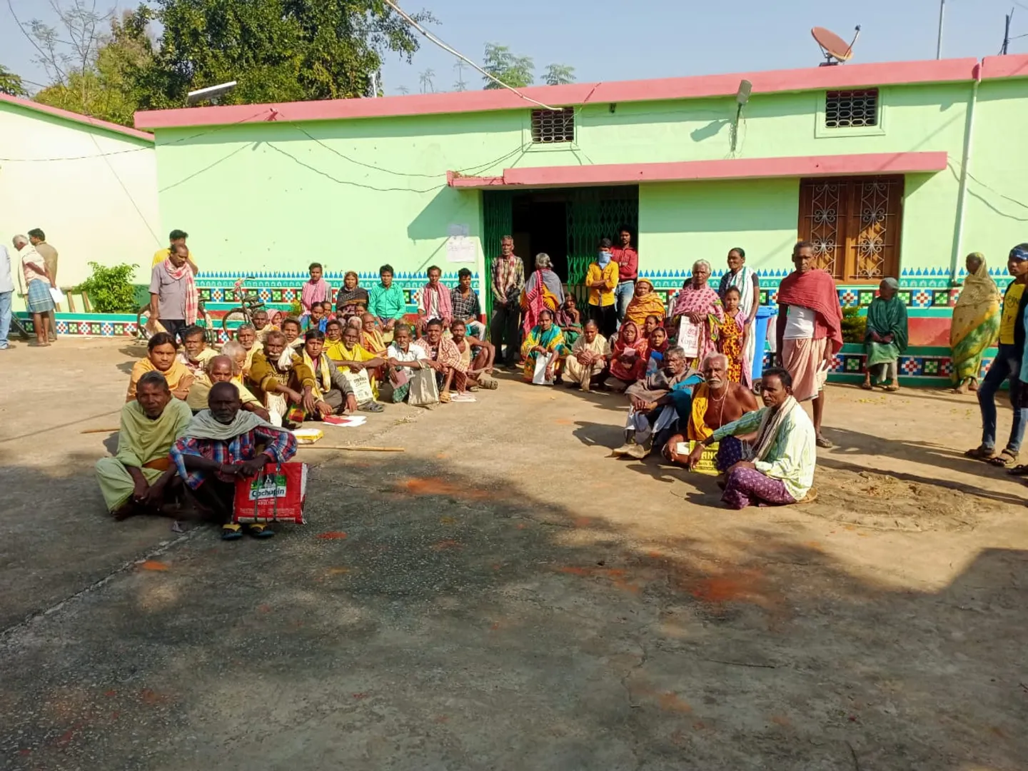 ମାନୁଆଲ୍‌ ମାଧ୍ୟମରେ ଭତ୍ତା ଯୋଗାଇ ଦେବା ଦାବିରେ ଧାରଣା ଦେଲେ ବୁଢ଼ା-ବୁଢ଼ୀ
