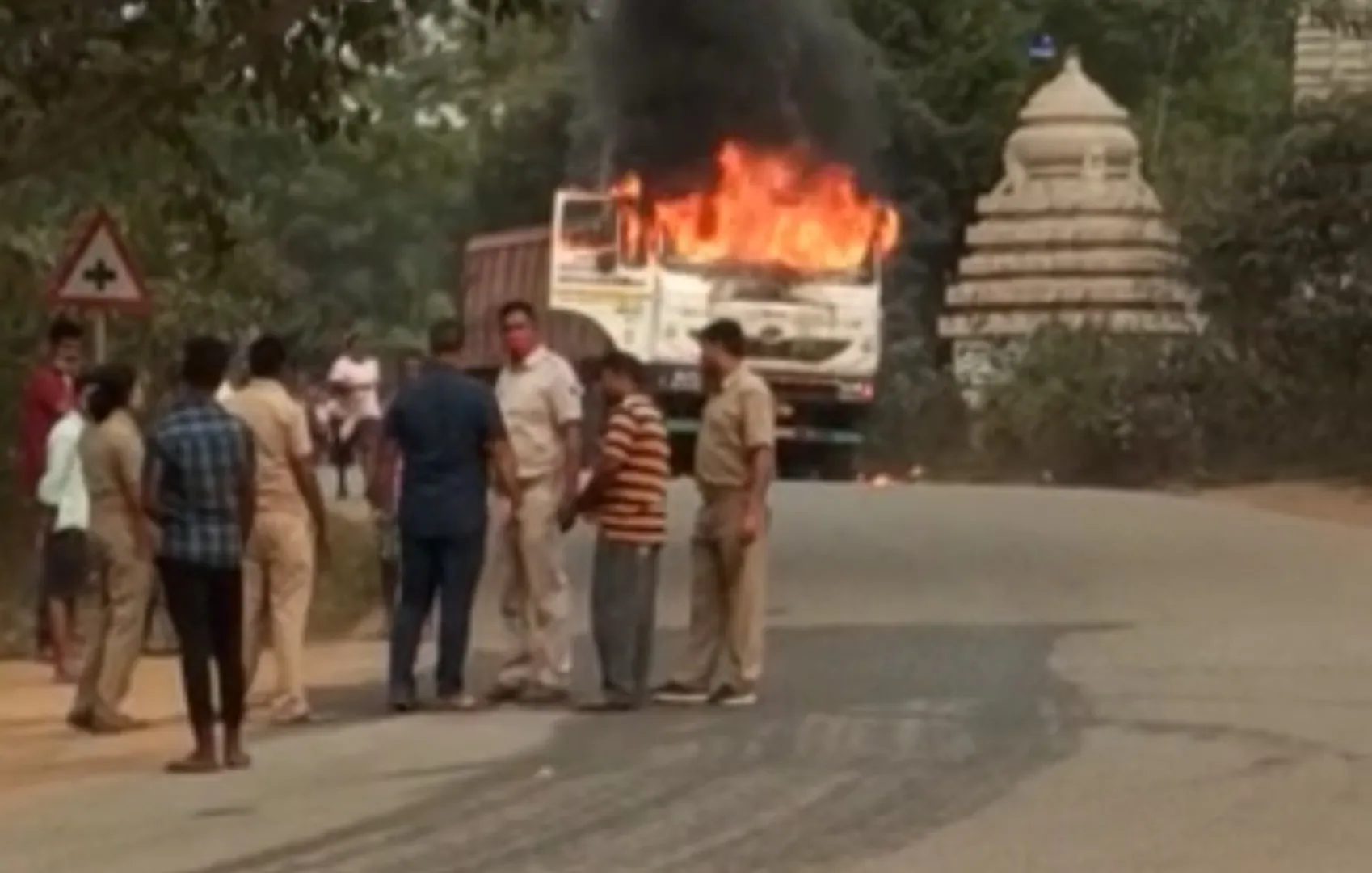 ଟ୍ରକ୍‌ ଧକ୍କାରେ ସାଇକଲ୍‌ ଚାଳକ ମୃତ, ଉତ୍ତ୍ୟକ୍ତ ଲୋକ ରାସ୍ତା ଅବରୋଧ କରି ଜାଳିଦେଲେ ଟ୍ରକ୍‌