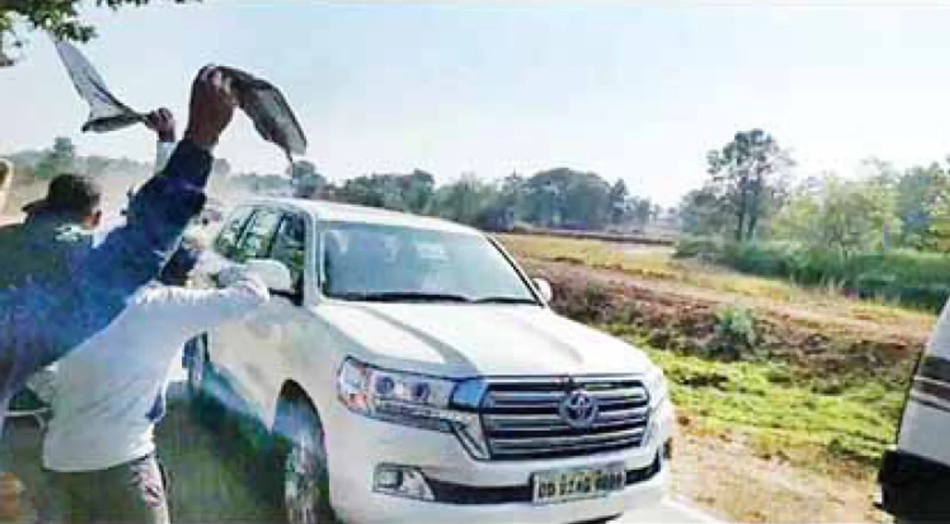 ୨ ମନ୍ତ୍ରୀ, ପ୍ରଣବଙ୍କୁ କଳାପତାକା ପ୍ରଦର୍ଶନ