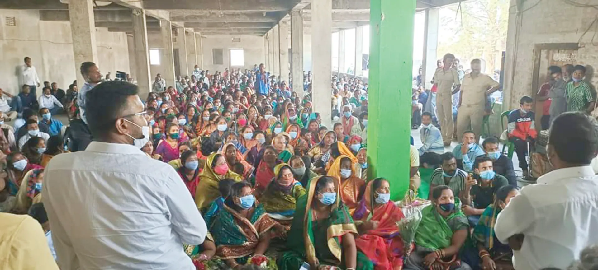 ପୁଲିସ ଉପସ୍ଥିତିରେ କୋଭିଡ୍‌ ନିୟମ ଭଙ୍ଗ, ସଭା ପାଇଁ କରୋନା କଟକଣାକୁ ଫୁ!