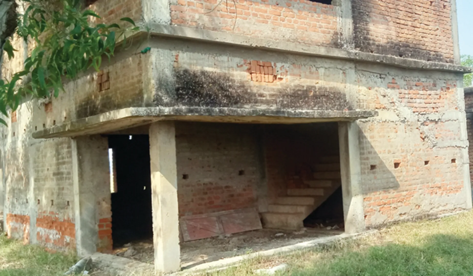 ମିଶାଇ ଦେଇ ଭୁଲିଗଲେ... ତାଡ଼ି ନେଲେଣି କବାଟ, ଝରକା: ବିଦ୍ୟାଳୟ କୋଠା ଭୂତକୋଠି