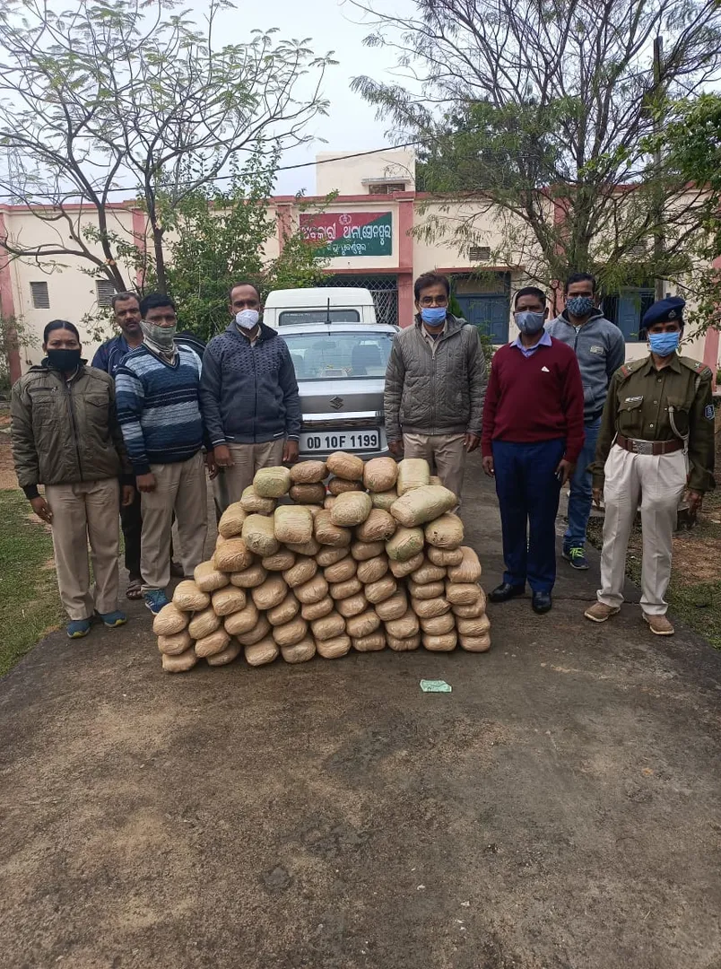 ୧ କ୍ବିଣ୍ଟାଲ ୧୬ କେଜି ଗଞ୍ଜେଇ ଜବତ, ଅଭିଯୁକ୍ତ ଫେରାର