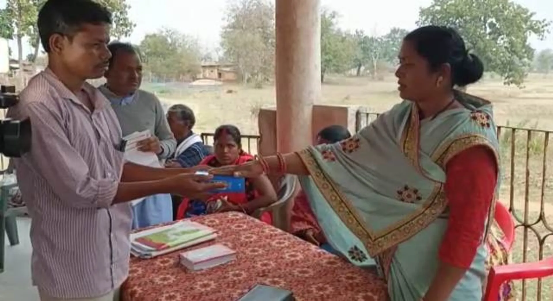ପୁଣି ଚର୍ଚ୍ଚାରେ ସୁନ୍ଦରଗଡ଼: ‘ଗୀତା ଛୁଇଁ ମୁଁ ଶପଥ କରୁଛି’..., ସରପଞ୍ଚ ପ୍ରାର୍ଥୀଙ୍କୁ ଶପଥ କରାଇଲେ ଭୋଟର୍