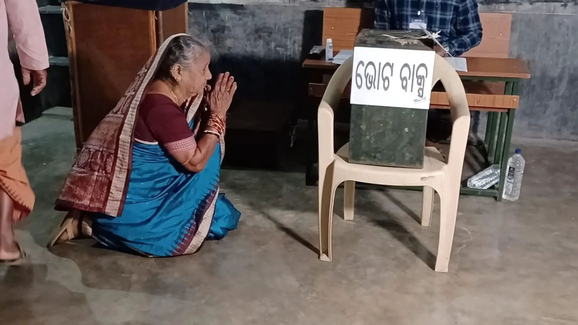 ଆସିକା ସାଂସଦ ପ୍ରମିଳା ବିଷୋୟୀ ଭୋଟ ବାକ୍ସକୁ ଆଣ୍ଠୁମାଡ଼ି ପ୍ରଣାମ କରୁଛନ୍ତି