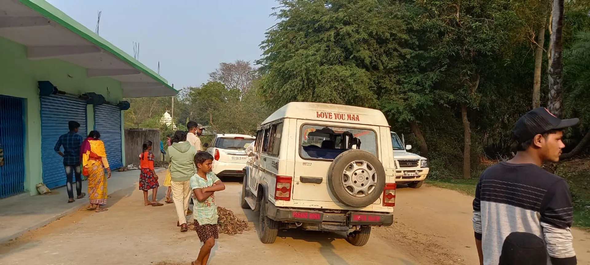 ପଞ୍ଚାୟତ ନିର୍ବାଚନ: ମତଦାନ କେନ୍ଦ୍ରରେ ହଙ୍ଗାମା କଲେ ଦୁର୍ବୃତ୍ତ; ଫିଙ୍ଗିଲେ ବୋମା, ୩ଟି ପୁଲିସ ଗାଡ଼ି ଭାଙ୍ଗିଲେ