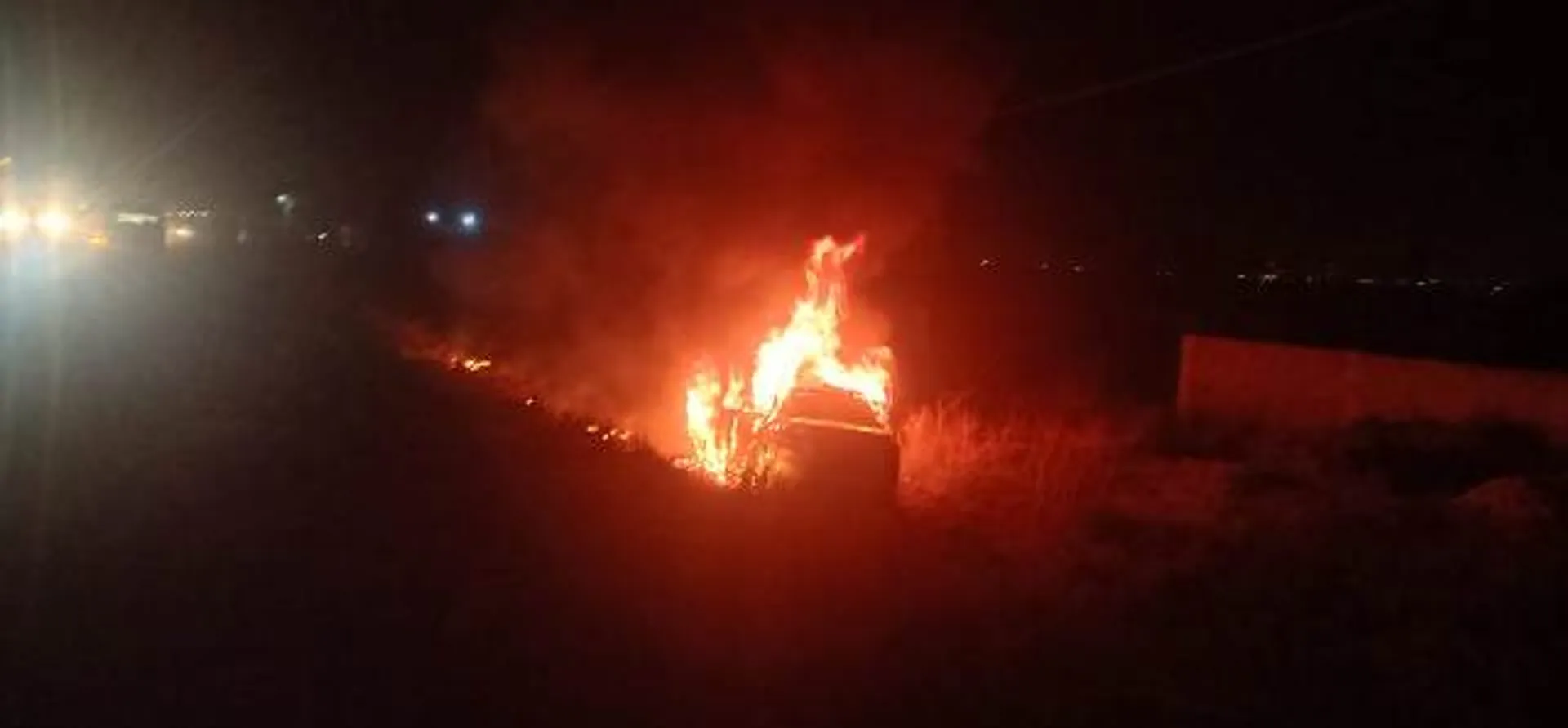 ବ୍ରଜରାଜନଗର: ରାସ୍ତା ଉପରେ ଜଳିଗଲା କାର୍‌, ବର୍ତ୍ତିଗଲେ ୪