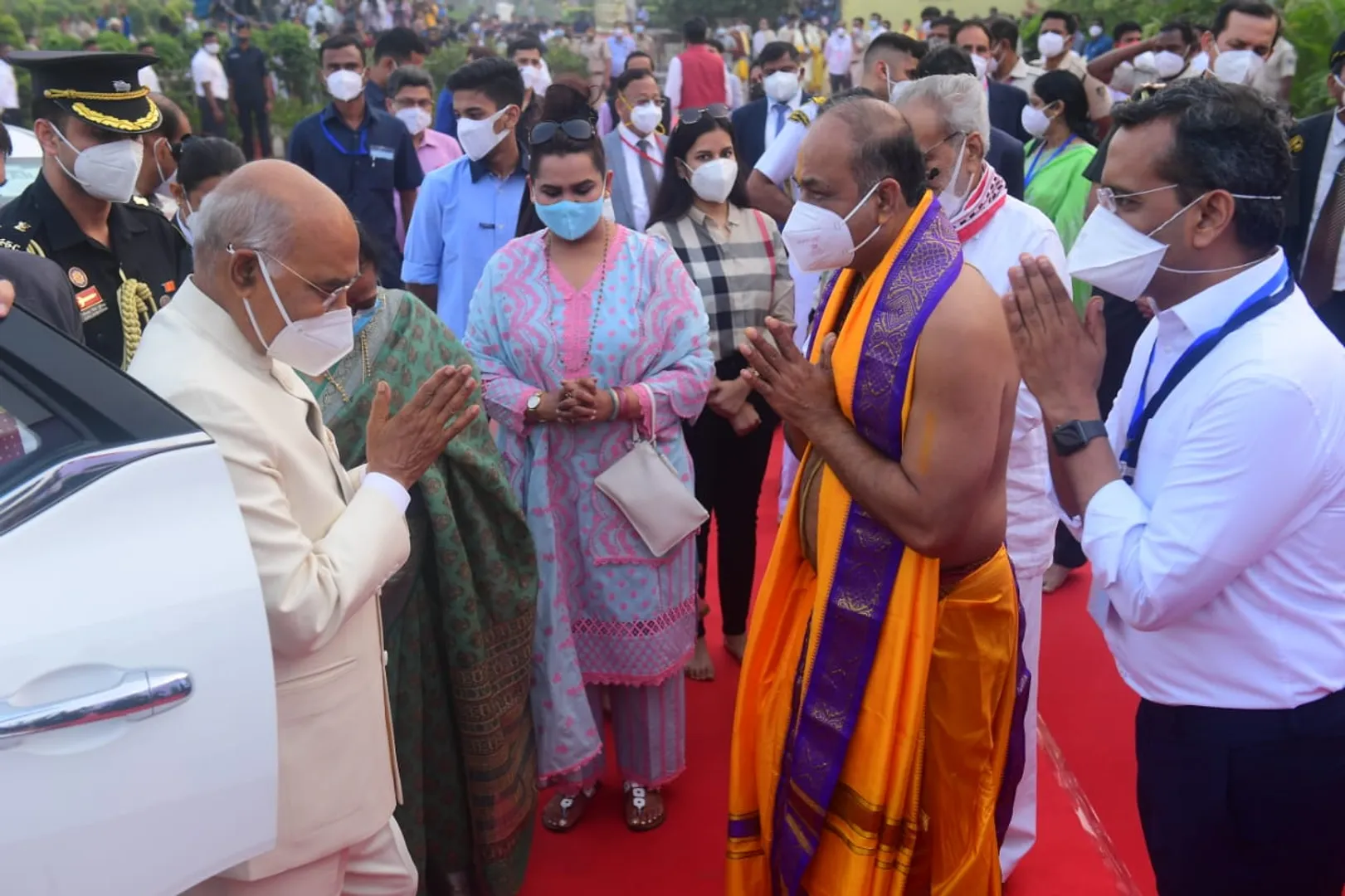 ରାଷ୍ଟ୍ରପତି ରାମନାଥ କୋବିନ୍ଦଙ୍କୁ ସ୍ବାଗତ କରୁଛନ୍ତି ଶ୍ରୀମନ୍ଦିର ସେବାୟତ। (ଫଟୋ: ସୁମନ୍ତ, ପୁରୀ)