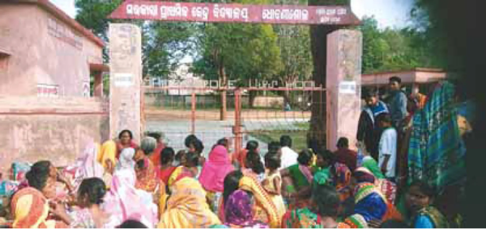 କଳାବାଡ଼ିଆ: ୩ ଘଣ୍ଟା ପରେ ଭୋଟ୍‌ବାକ୍ସ ସହିତ ପ୍ରିଜାଇଡିଂ ଅଫିସର୍‌ ଉଦ୍ଧାର