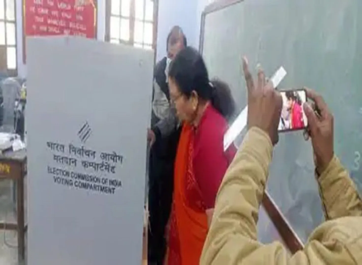 ମତଦାନ କେନ୍ଦ୍ରରେ ସେଲଫି ନେବା ମହଙ୍ଗା ପଡ଼ିଲା; କାନପୁର ମେୟରଙ୍କ ନାମରେ ମାମଲା ରୁଜ୍ଜୁ