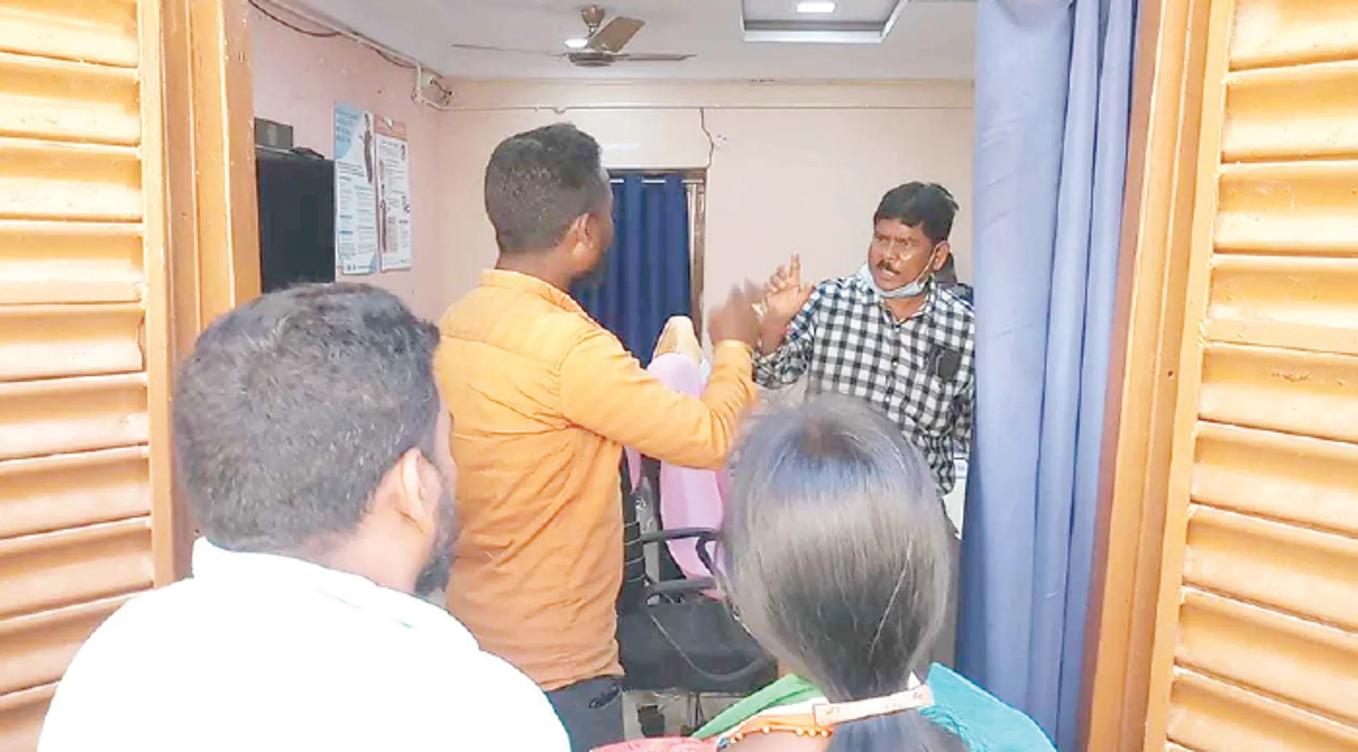 ରାତିରେ ଷ୍ଟ୍ରଙ୍ଗ୍‌ରୁମ୍‌କୁ ଆସି ଗଜପତି ପିଡି ହଟହଟା