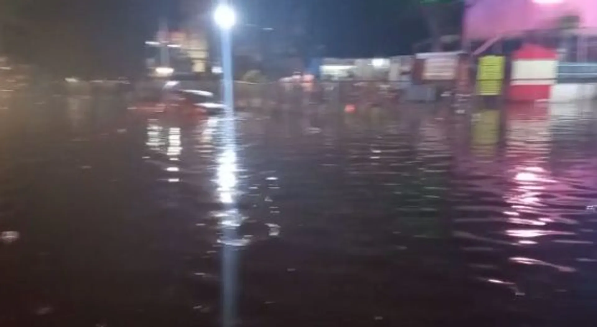 ଅଦିନିଆ ବର୍ଷାରେ ରାଜଧାନୀ ରାସ୍ତା ଜଳାର୍ଣ୍ଣବ। (ଫଟୋ: ବିଭୂତି, ଭୁବନେଶ୍ବର)