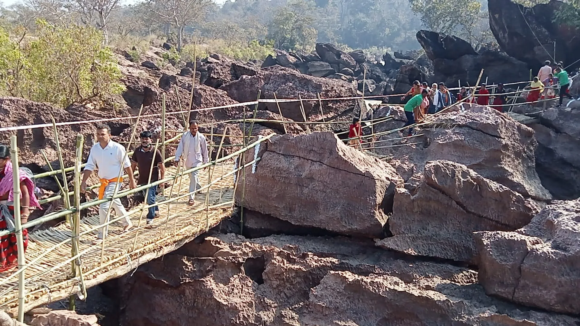 ଗୁପ୍ତେଶ୍ବର ଅଭିମୁଖେ ଶିବଭକ୍ତ। (ଫଟୋ: ଅମର, ବୈପାରିଗୁଡ଼ା, କୋରାପୁଟ)