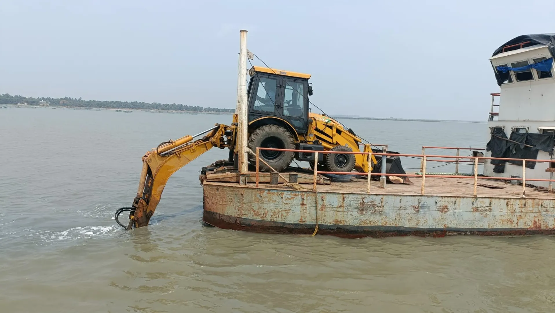 ଚିଲିକାରେ ସାତପଡାଠାରୁ ଜହ୍ନିକୁଦା ପର୍ଯ୍ୟନ୍ତ ନାଳକୁ ପ୍ରଶସ୍ତ କରିବା ପାଇଁ ଡୋଜର ମାଧ୍ୟମରେ ସଫା କରାଯାଉଛି ।