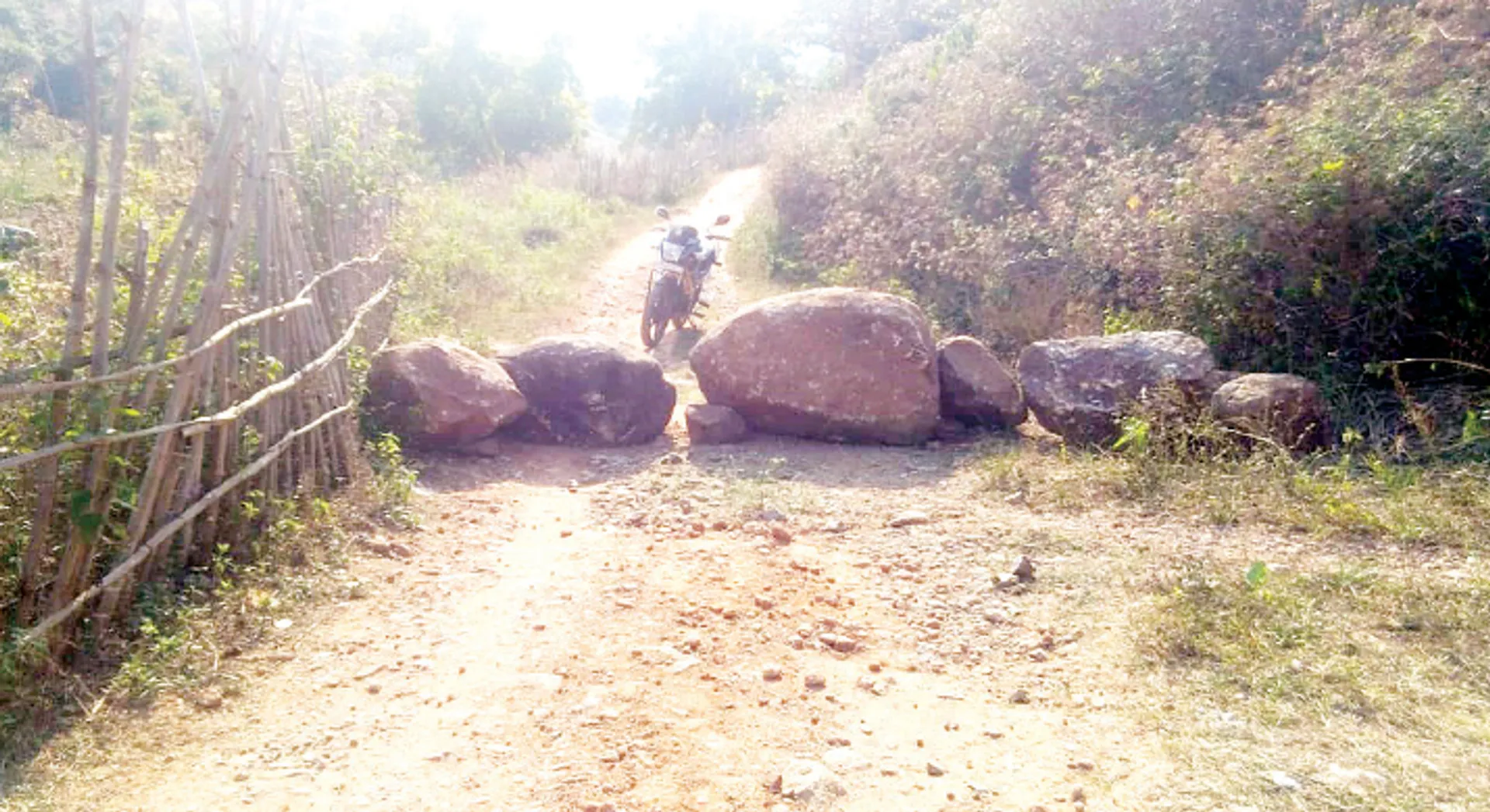 ପରାଜୟ ପରେ ଆନ୍ଧ୍ର ସମର୍ଥିତ ପ୍ରାର୍ଥୀଙ୍କ ଗୁଣ୍ଡାଗିରି: ଗାଁ ରାସ୍ତା କାଟିଲେ, ପଥର ପକାଇ ଅବରୋଧ କଲେ