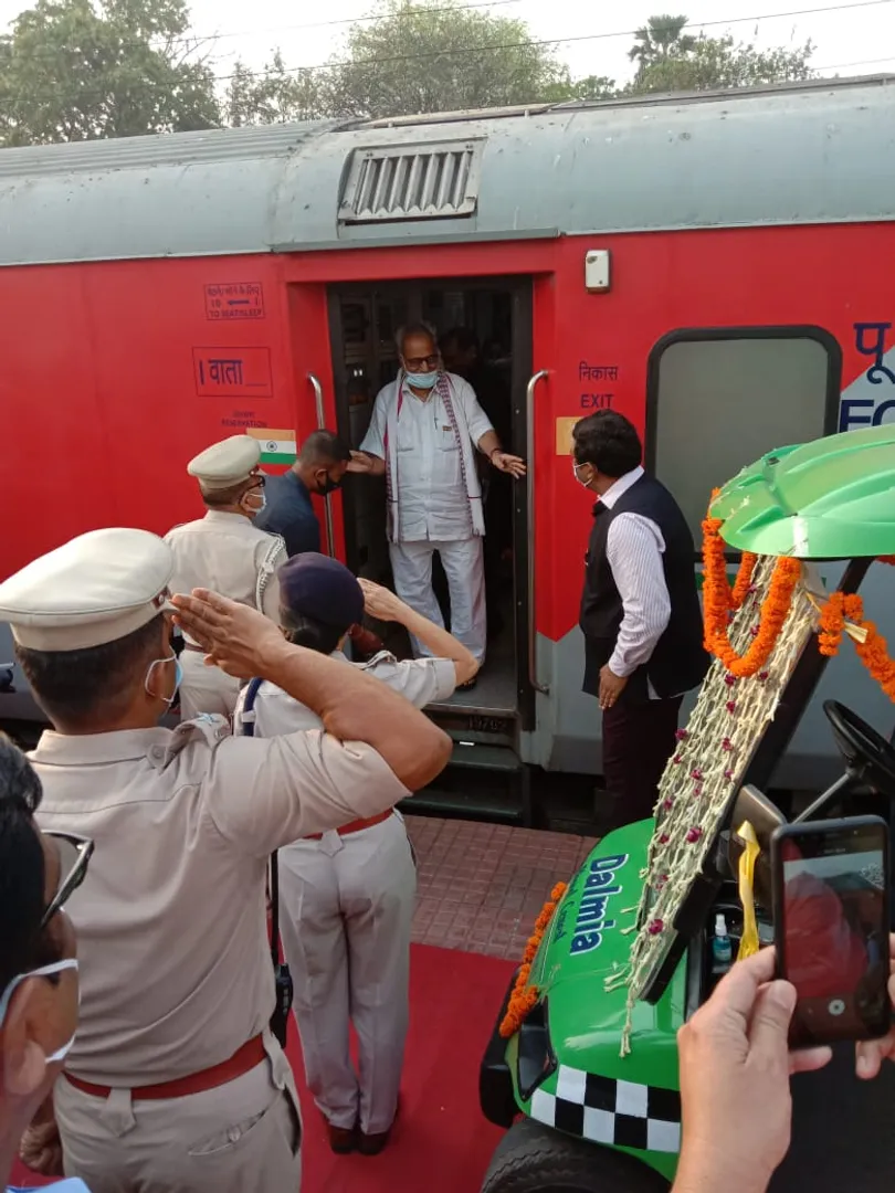 ରାଜଗାଙ୍ଗପୁର ରେଳ ଷ୍ଟେସନରେ ରାଜ୍ୟପାଳଙ୍କୁ ସ୍ବାଗତ କରୁଛନ୍ତି ଜିଲ୍ଲାପାଳ