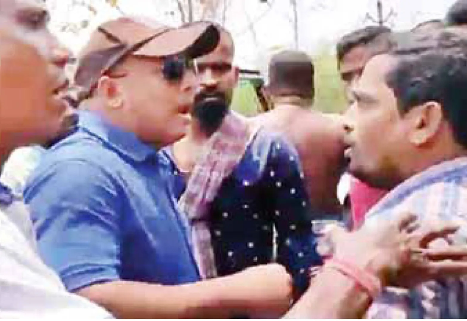 ଯୁବକଙ୍କୁ ମୁଥ ମାରି ତହସିଲଦାର ହଟହଟା: ଦୁଇ ଘଣ୍ଟା ଅଟକ ରଖିଲେ ଗ୍ରାମବାସୀ, ଉଦ୍ଧାର କଲା ପୁଲିସ