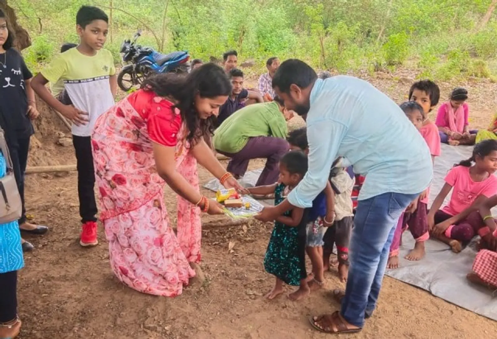 ଦୁର୍ଗମ ଗ୍ରାମବାସୀଙ୍କ ଗହଣରେ ବିବାହ ବାର୍ଷିକୀ ପାଳିଲେ ଦମ୍ପତି
