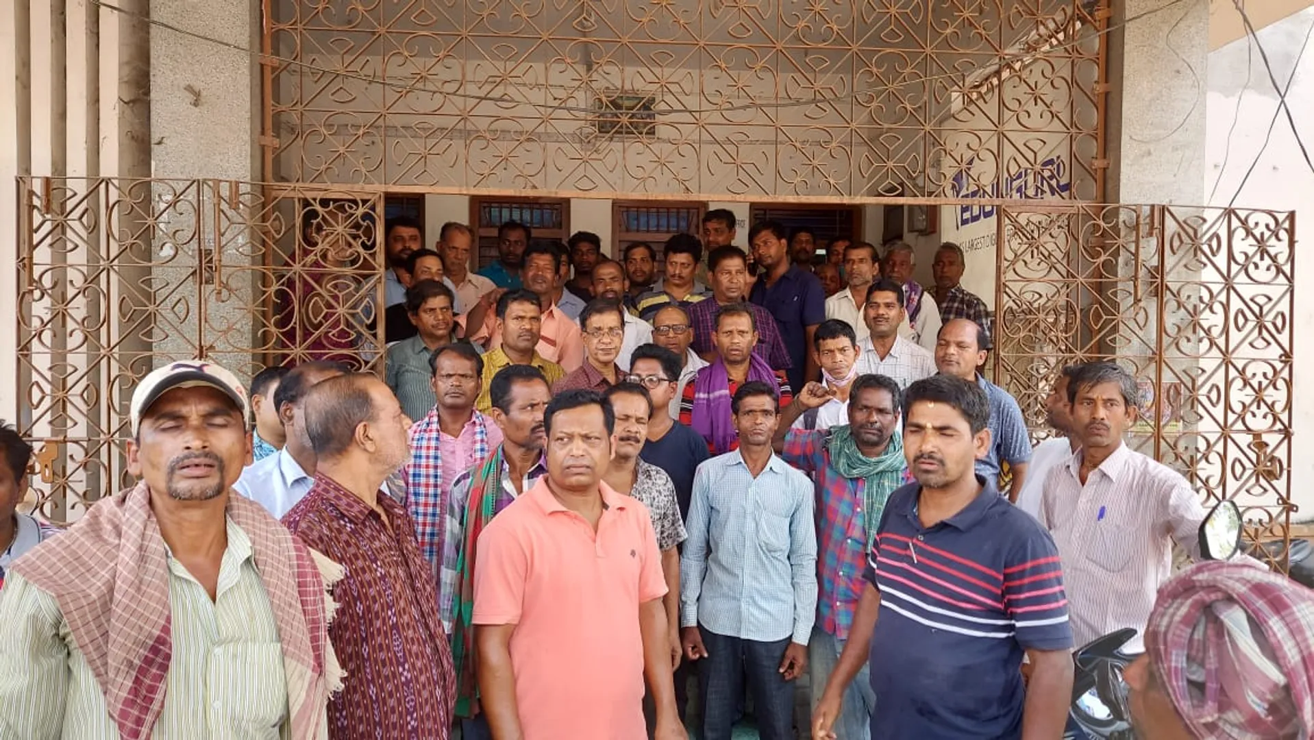 ଟଙ୍କା ଫେରସ୍ତ ଦାବିରେ ସାହାରା ଆଞ୍ଚଳିକ କାର୍ଯ୍ୟାଳୟ ଘେରିଲେ, ଗଂଜାମ ଜିଲ୍ଲାର ବିଭିନ୍ନ ଅଞ୍ଚଳର ଜମାକାରୀ, ଏଜେଣ୍ଟ୍‌ଙ୍କ ‌ବିକ୍ଷୋଭ 