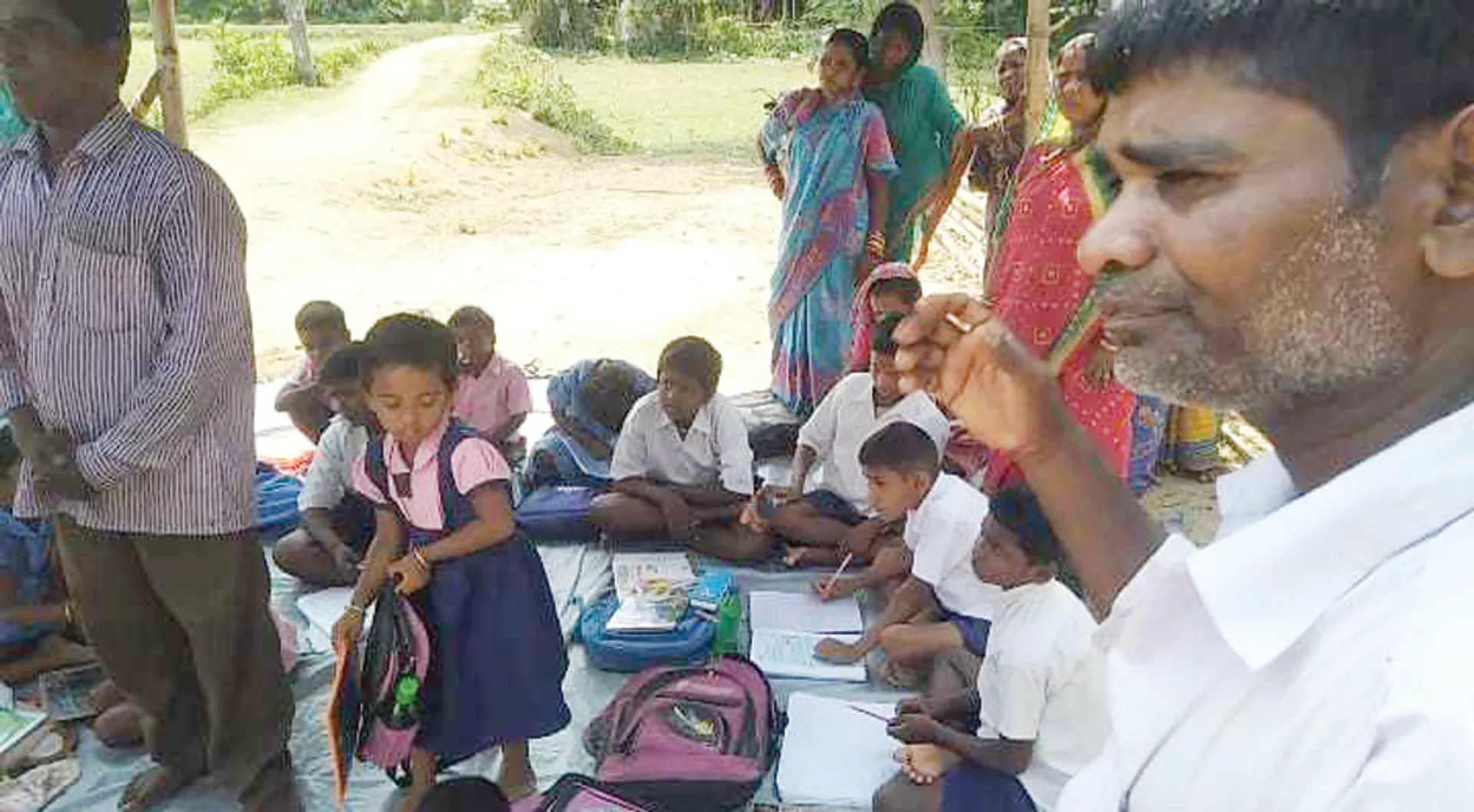 ରାହାଡ଼ିଙ୍ଗା ଗାଁରେ ରାସ୍ତା କାମକୁ ନେଇ ବିବାଦ, ପିଲାଙ୍କୁ ସ୍କୁଲକୁ ନ ଛାଡ଼ି ବିଲରେ ପାଠ ପଢ଼ାଇଲେ ଗ୍ରାମବାସୀ