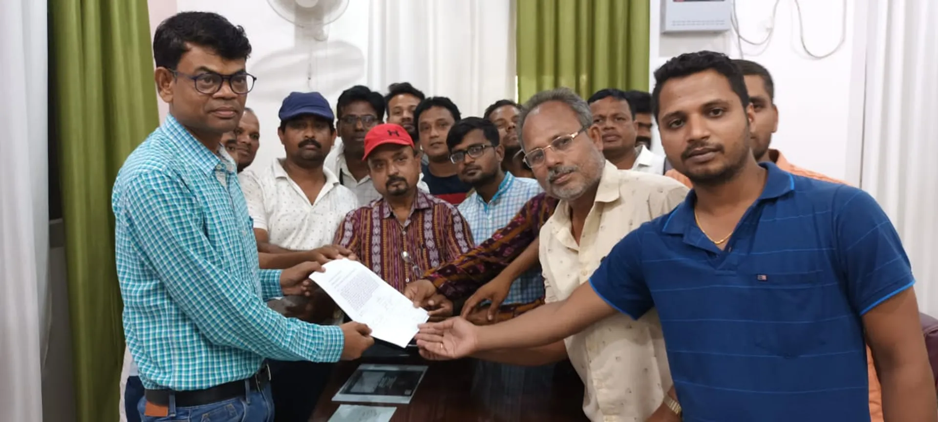 ନୀଳଗିରି ସାମ୍ବାଦିକଙ୍କୁ ଆକ୍ରମଣ ଘଟଣା : ଭଞ୍ଜନଗର ସାମ୍ବାଦିକଙ୍କ ପକ୍ଷରୁ ବାଇକ୍ ଶୋଭାଯାତ୍ରା, ମୁଖ୍ୟମନ୍ତ୍ରୀଙ୍କ ଉଦ୍ଦେଶ୍ୟରେ ସ୍ମାରକ ପତ୍ର ପ୍ରଦାନ
