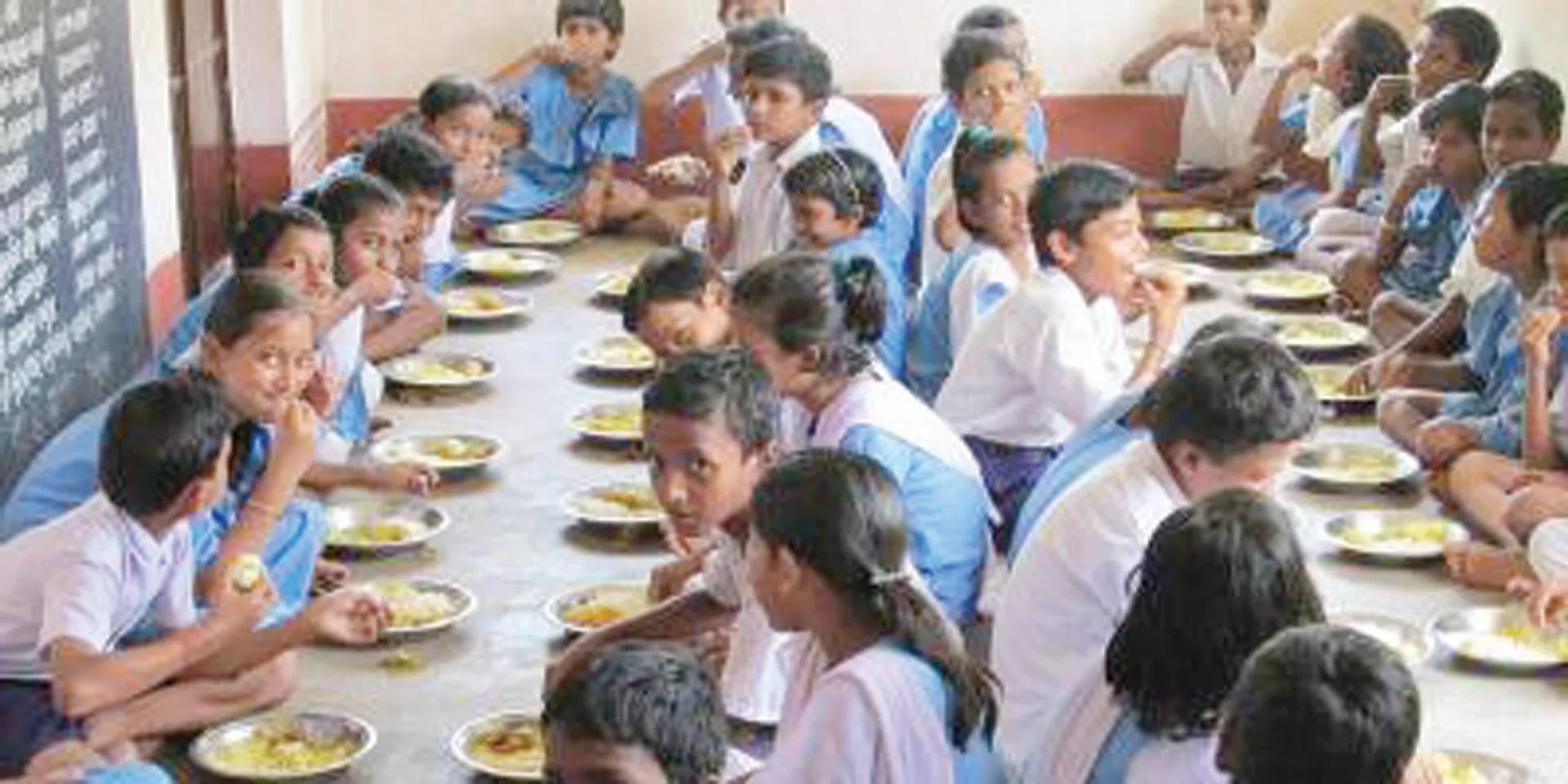 ବସିବାକୁ ନାହିଁ ସ୍ଥାନ, କିନ୍ତୁ ସ୍ଲୋଗାନ୍‌-ସ୍କୁଲ ଚାଲ, ନା‌ମ ଲେଖା ହୋଇନି, ମଧ୍ୟାହ୍ନଭୋଜନ ଦେବେ କାହାକୁ ?